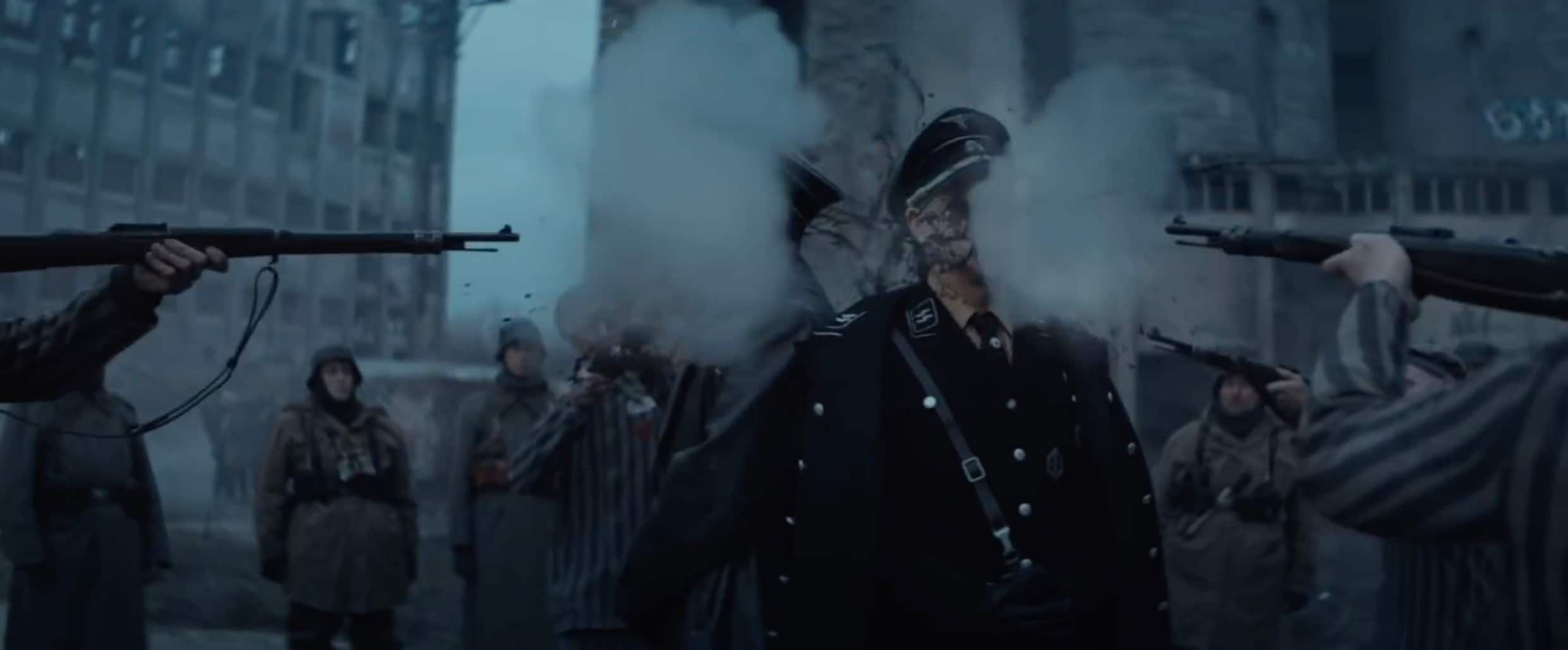 Rammstein schokt met nieuwe clip, waarin bandleden zich ophangen in ...