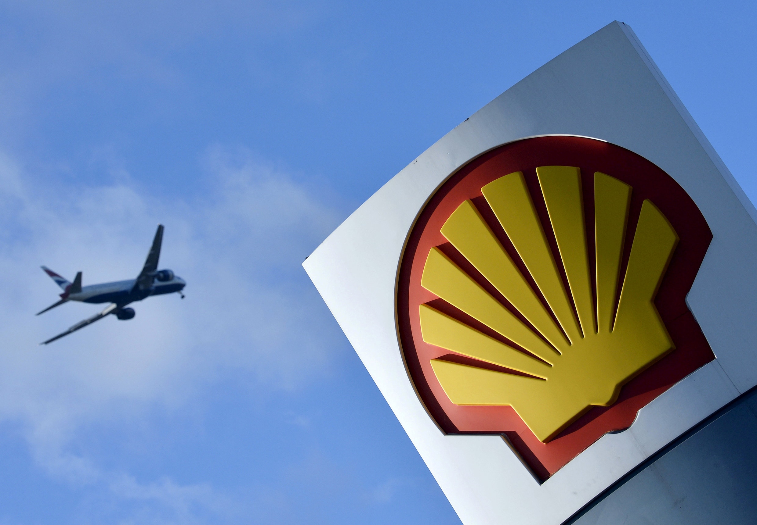 Shell zit nog decennialang in olie en gas