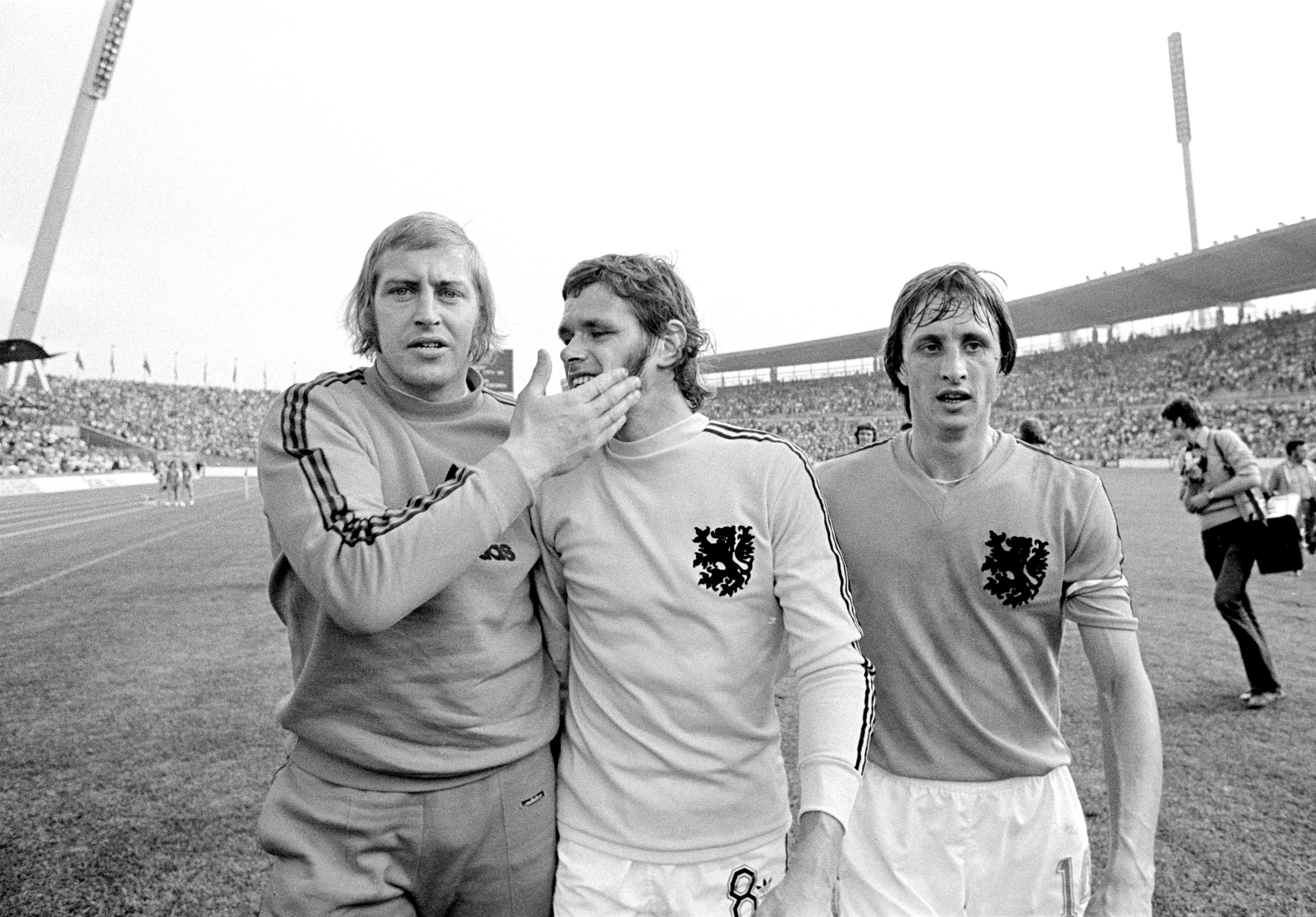 vlnr-piet-schrijvers-jan-jongbloed-en-johan-cruijff-na-nederland-uruguay