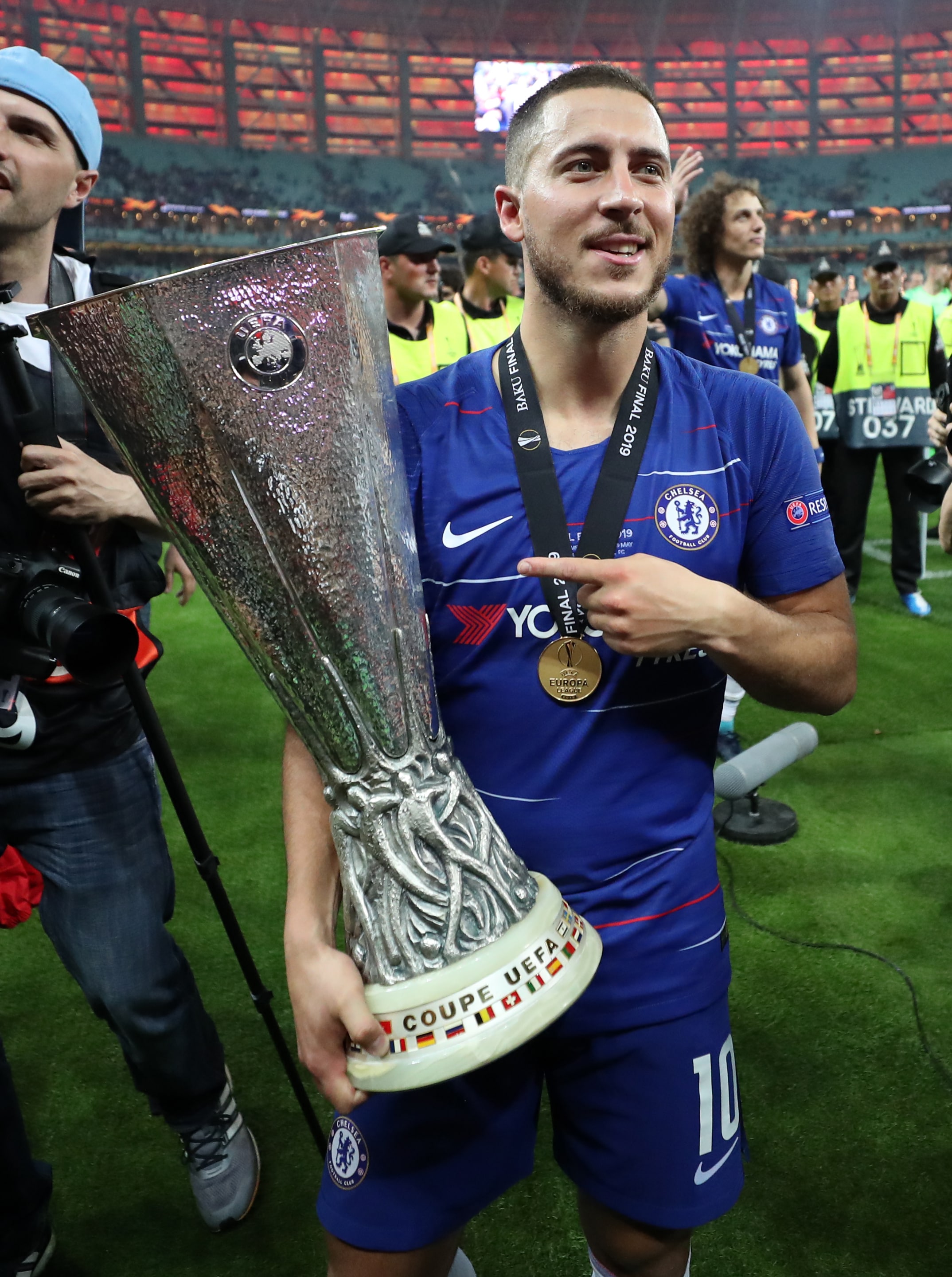 Eden Hazard met de bokaal na de zege van Chelsea in de finale van de Europa League in Bakoe, Azerbeidzjan.