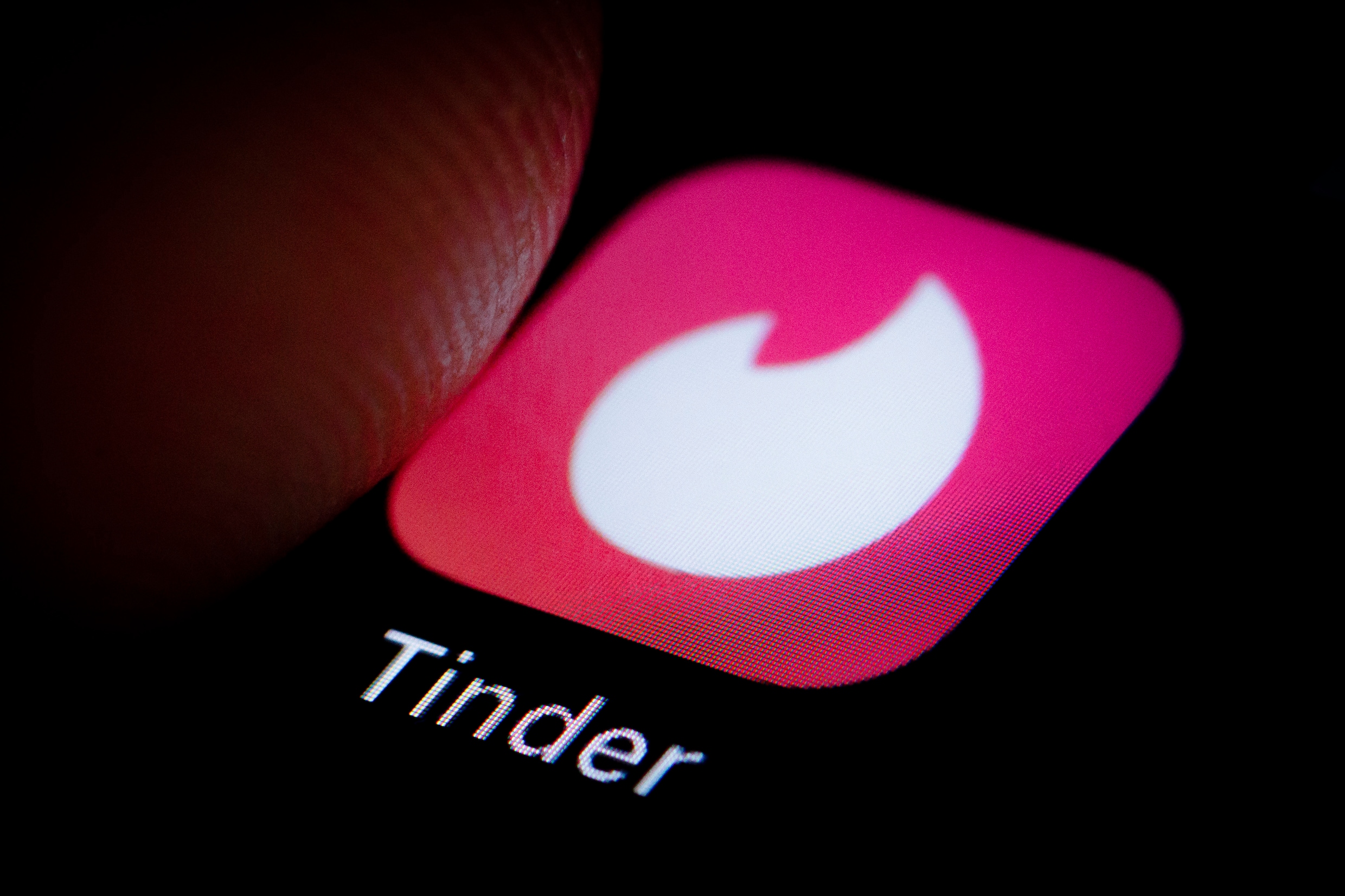 Tinder en Grindr zijn niets om je voor te schamen: bijna helft jongvolwassenen zoekt liefde online