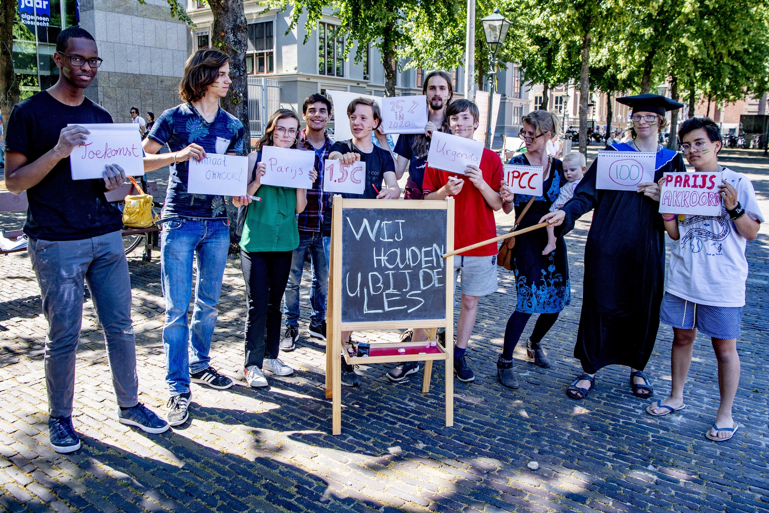 Studenten, moeders en grootouders protesteren tegen Klimaatakkoord op Het Plein in Den Haag.