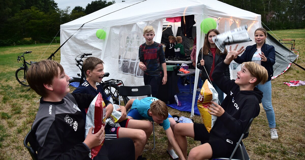 Partytenten, kilo’s chips en stiekem drinken: zo ‘oefenen’ Twentse jongeren voor Lloret