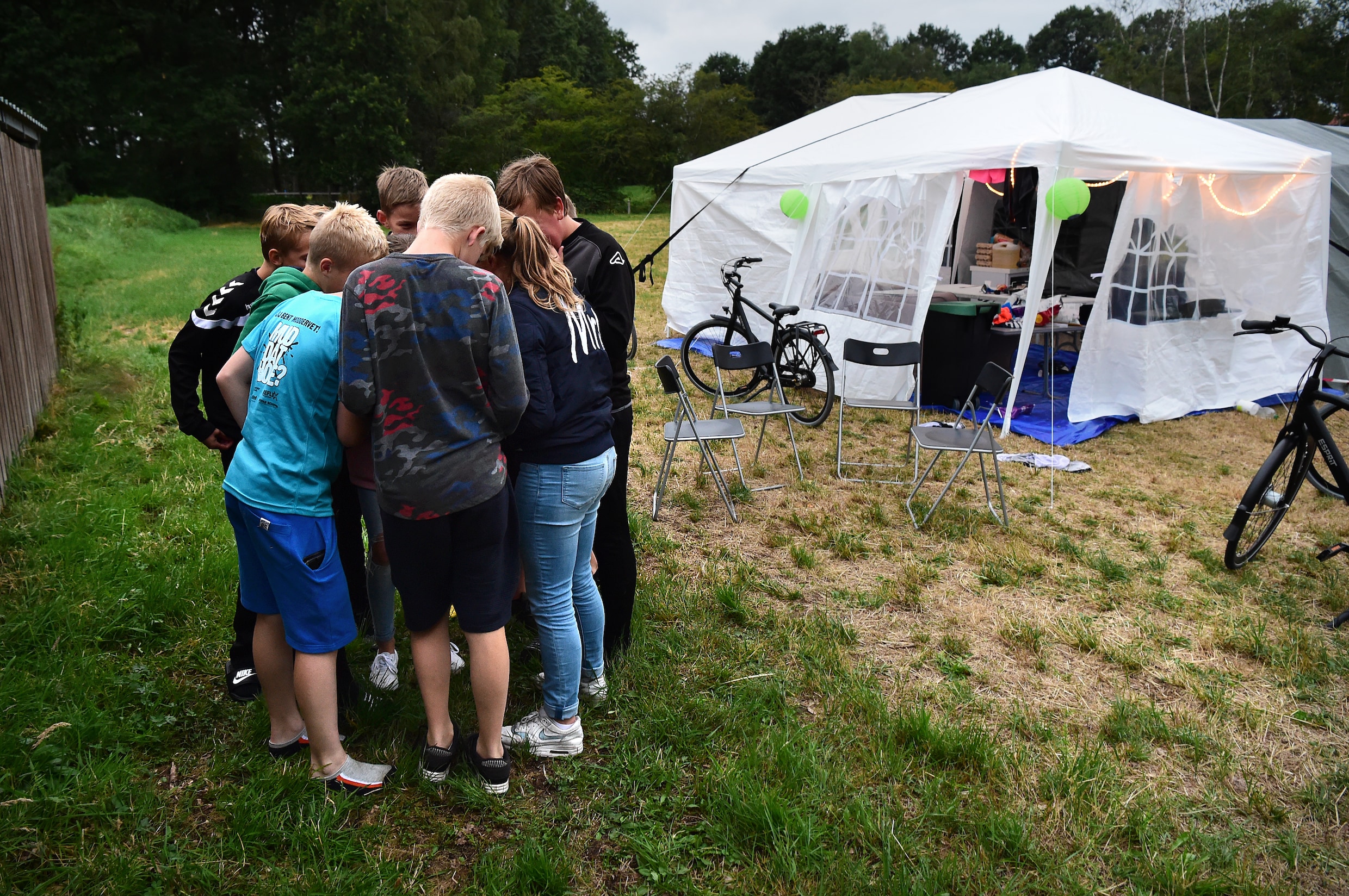 Tenda pesta, berkilo-kilo keripik dan minuman rahasia: beginilah cara anak muda dari Twente ‘berlatih’ untuk Lloret