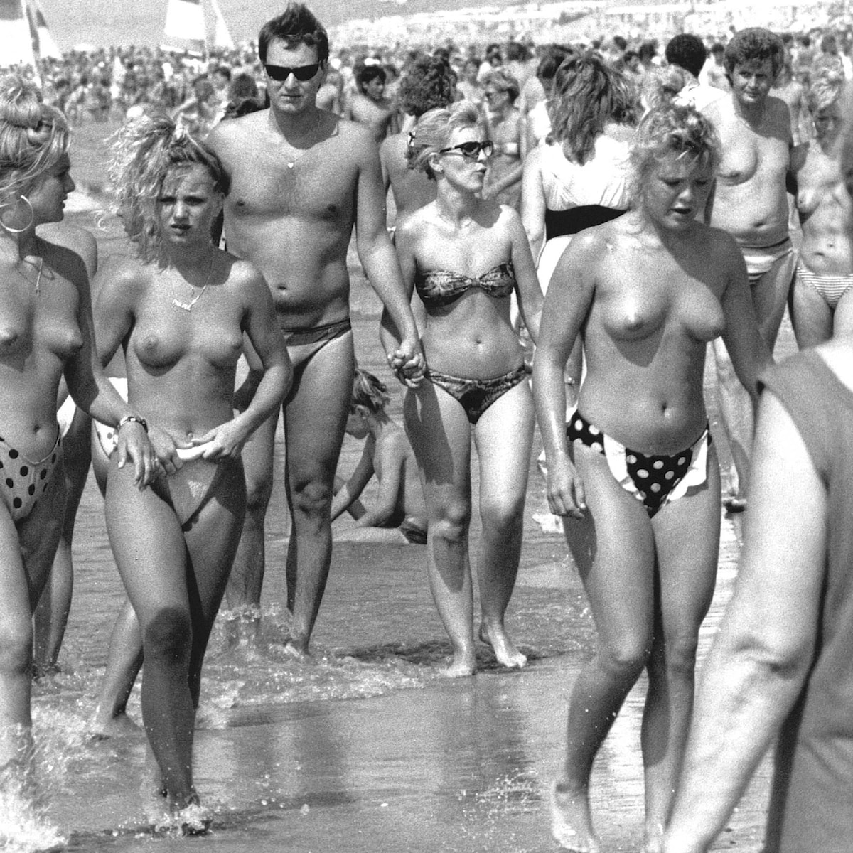 Topless zonnen op het strand: waar zijn de blote borsten gebleven? de Volks...