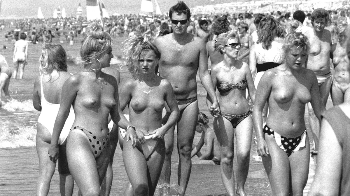 Topless zonnen op het strand: waar zijn de blote borsten gebleven? | de  Volkskrant