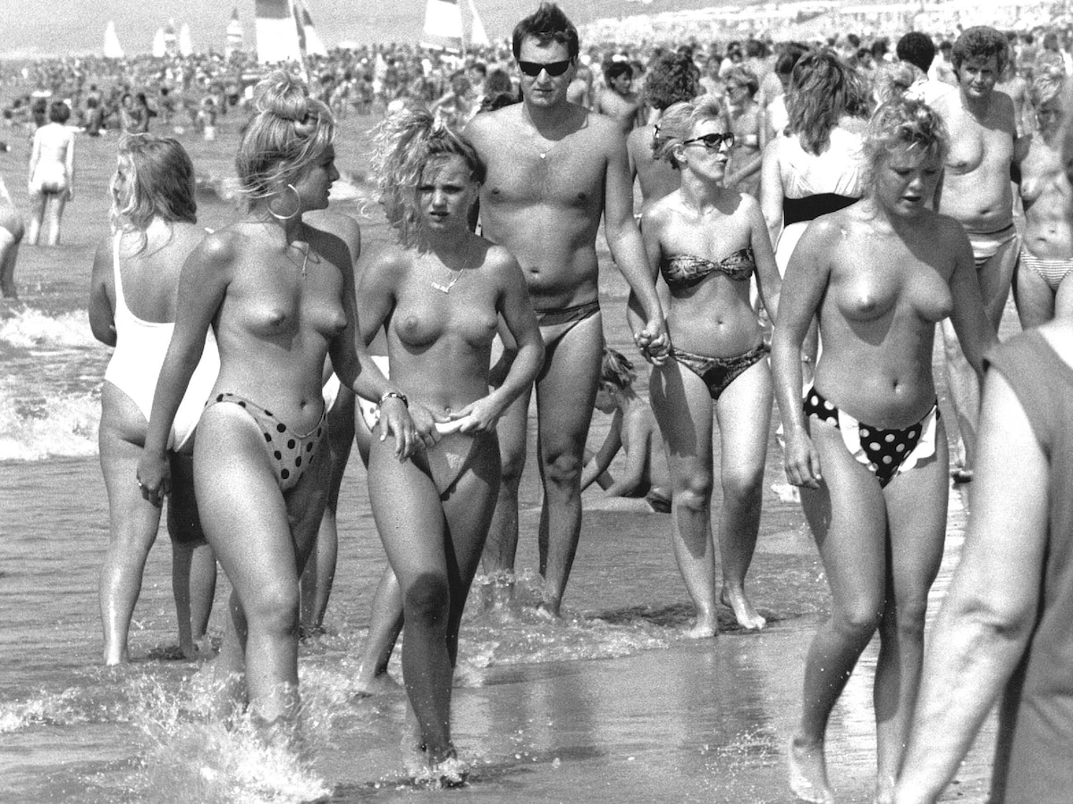 Topless zonnen op het strand: waar zijn de blote borsten gebleven? | de  Volkskrant