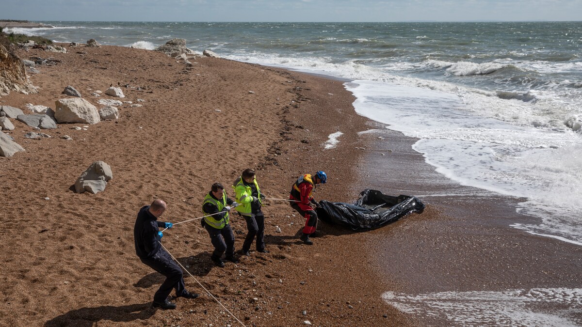 Migranten steken via nieuwe route in bootjes het Kanaal over | de Volkskrant