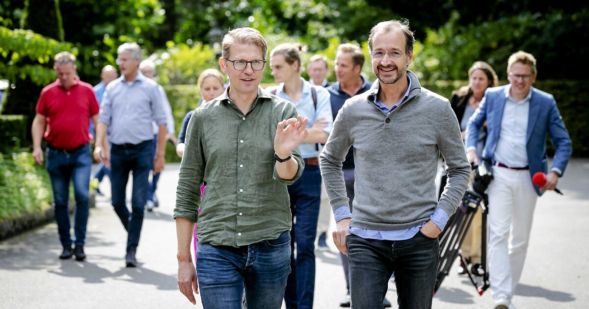 Hoge heren gehuld in het uniform van de gewone man: spijkerbroek en ...