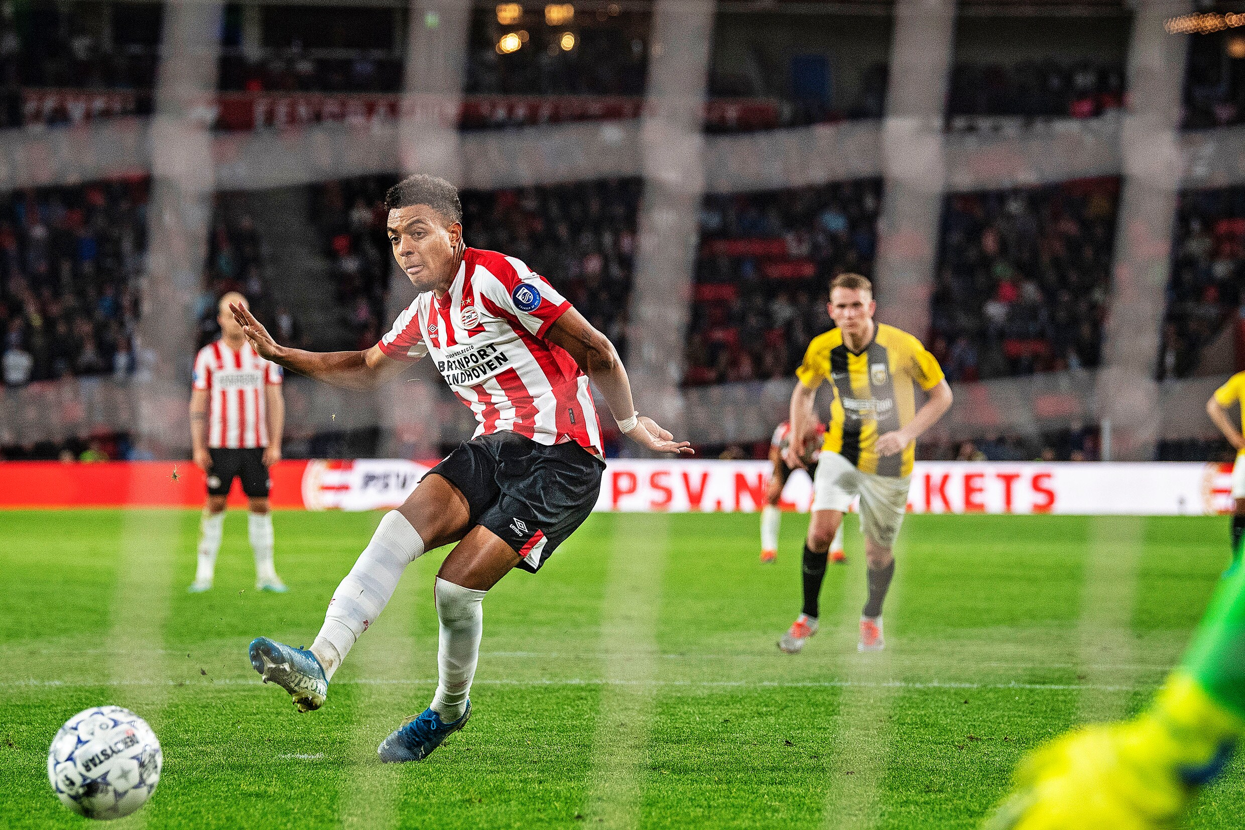 Donyell Malen mengakhiri pekan impian dengan lima gol untuk PSV