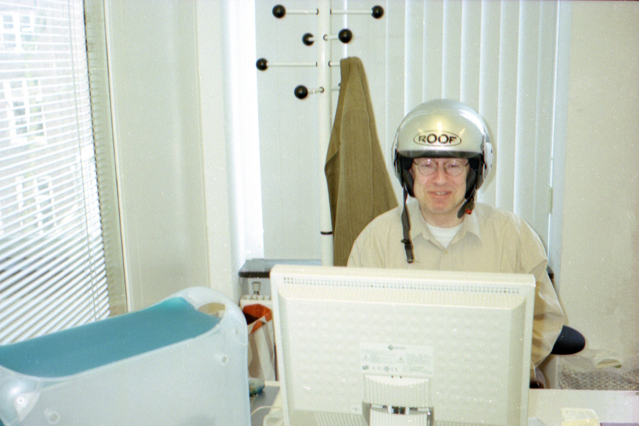 Een brief aan Rena Riffel, wier blote borsten de cover van het ...