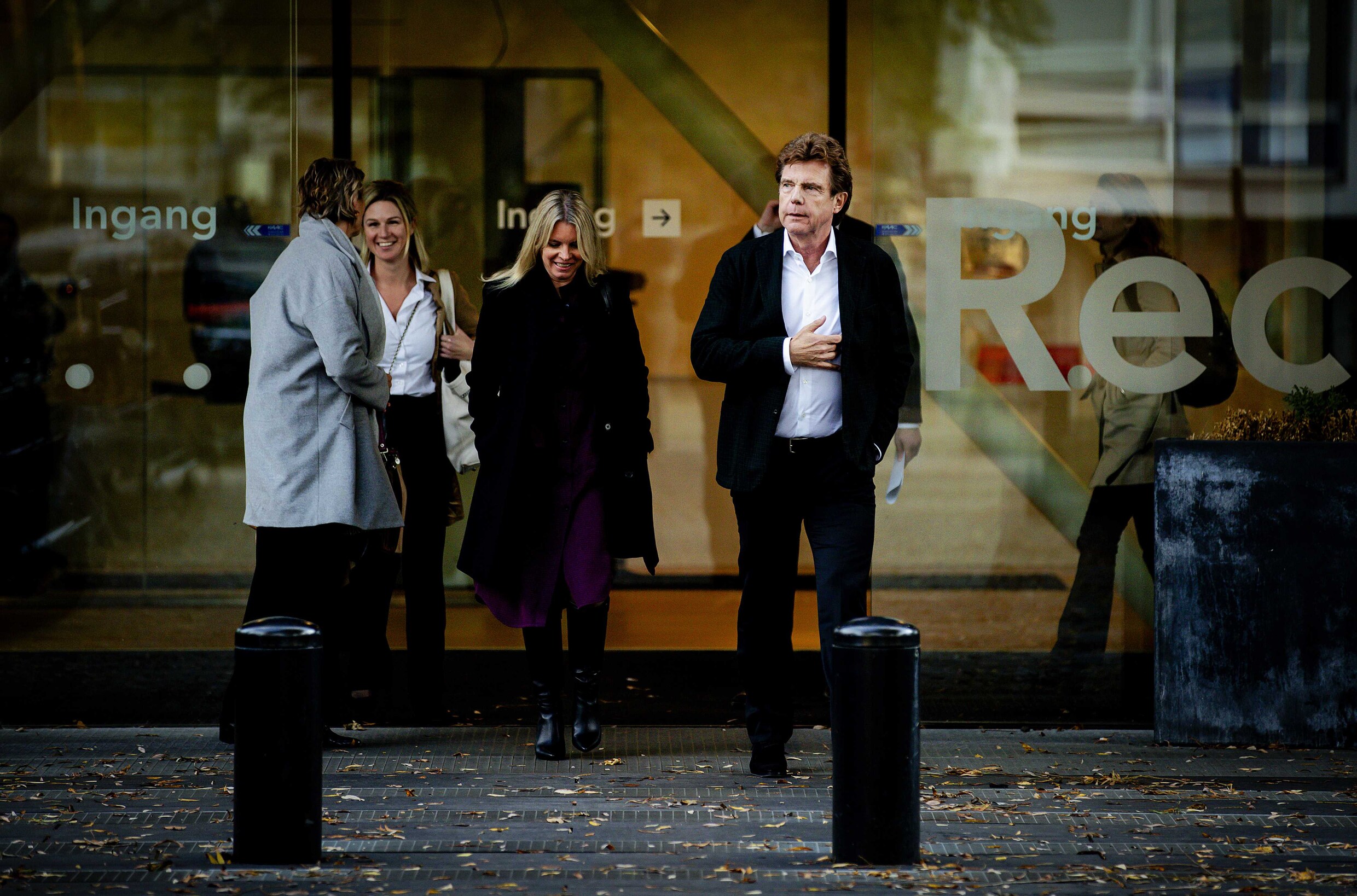 Zo houden John de Mol en Facebook elkaar in de juridische greep | de  Volkskrant