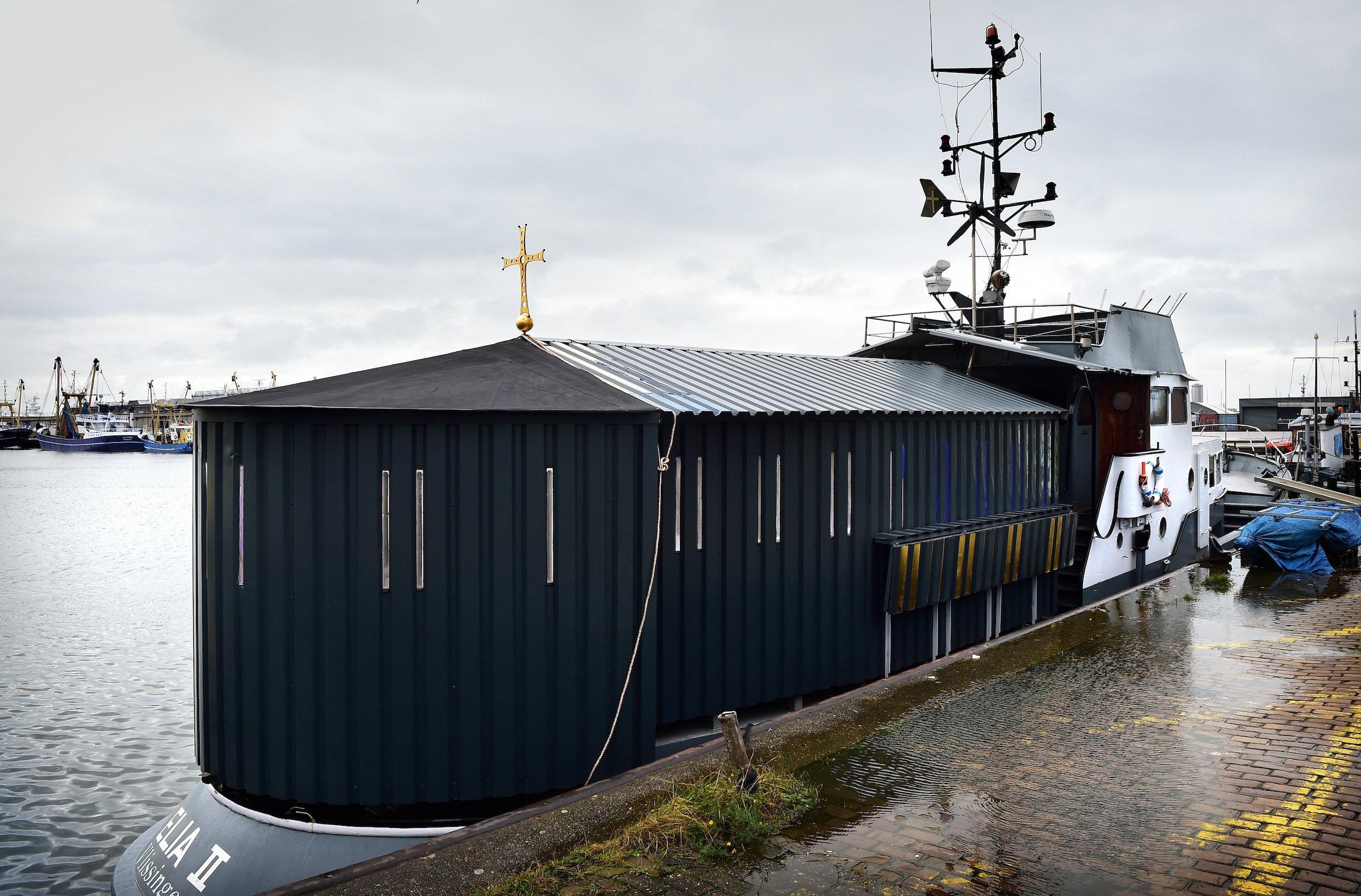 nog-voor-nieuwjaar-moet-dit-georgisch-orthodoxe-kloosterschip-de-haven