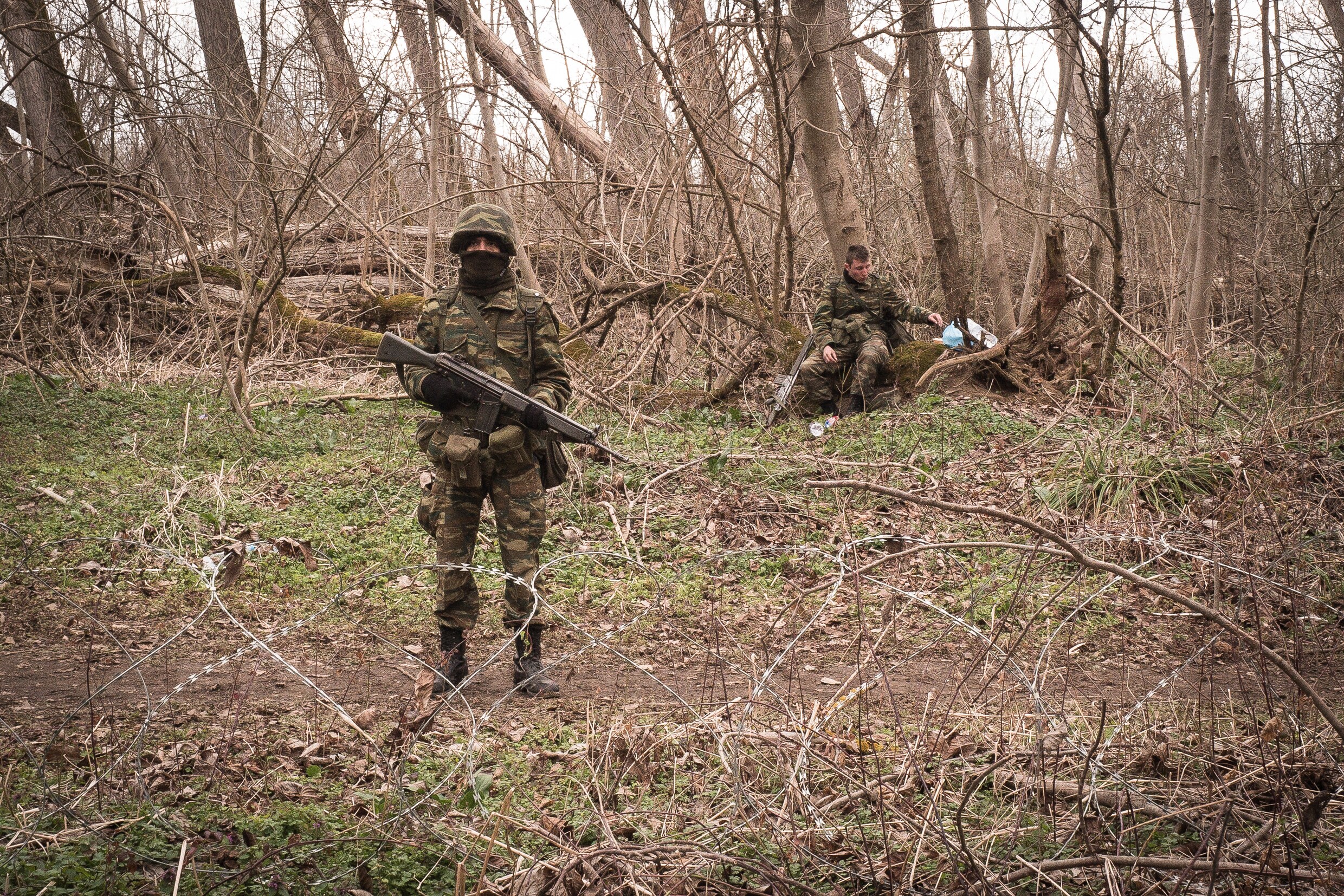 Griekse militairen bij de grens.