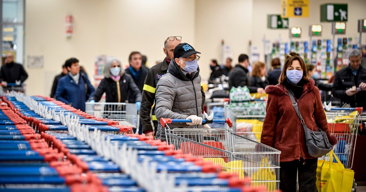 L’impennata del coronavirus in Italia alimenta i timori per l’economia: “La recessione potrebbe diventare sempre più profonda”