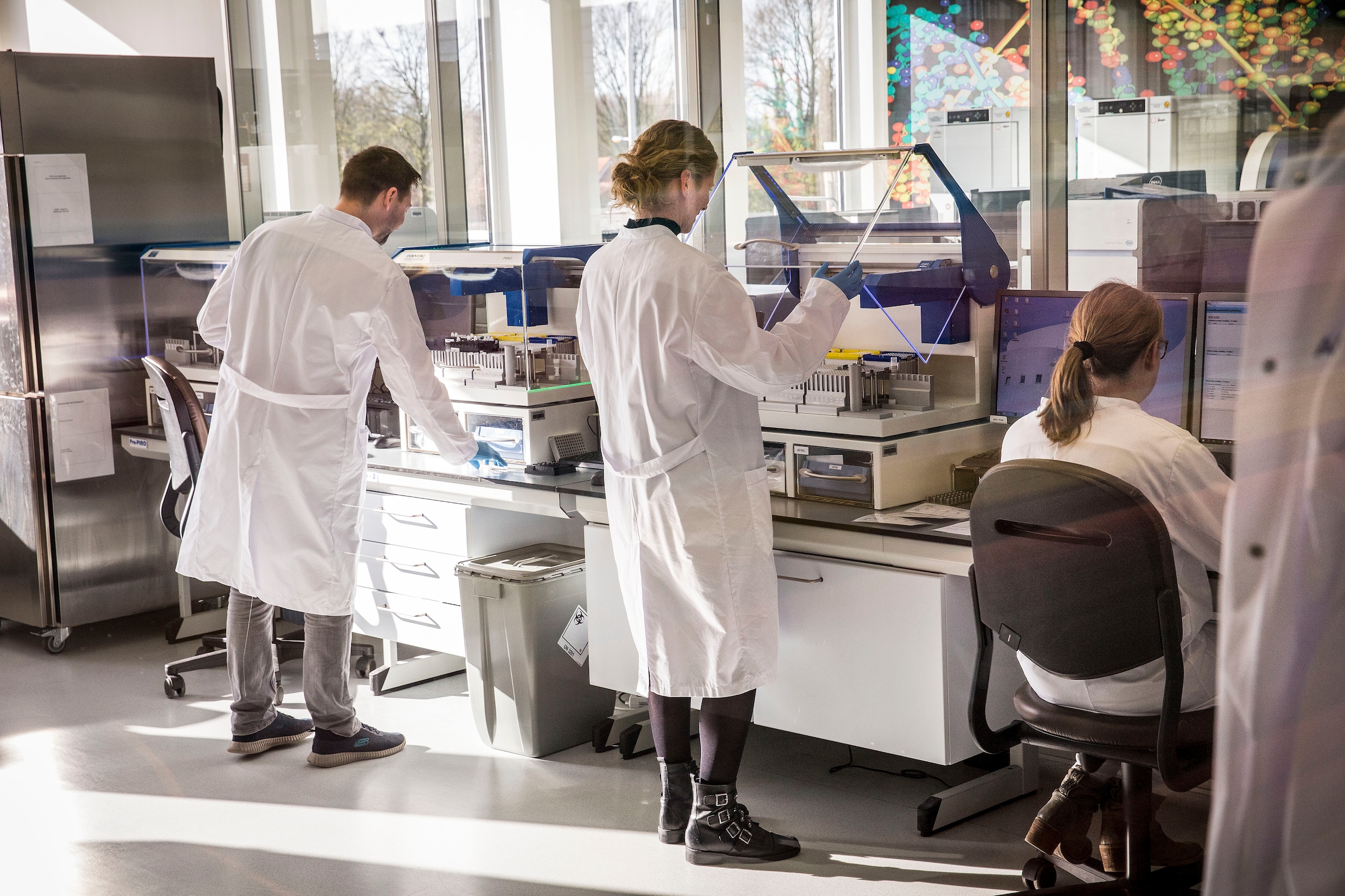 Directeur testlab: ‘Het corona-testsysteem loopt binnenkort compleet ...