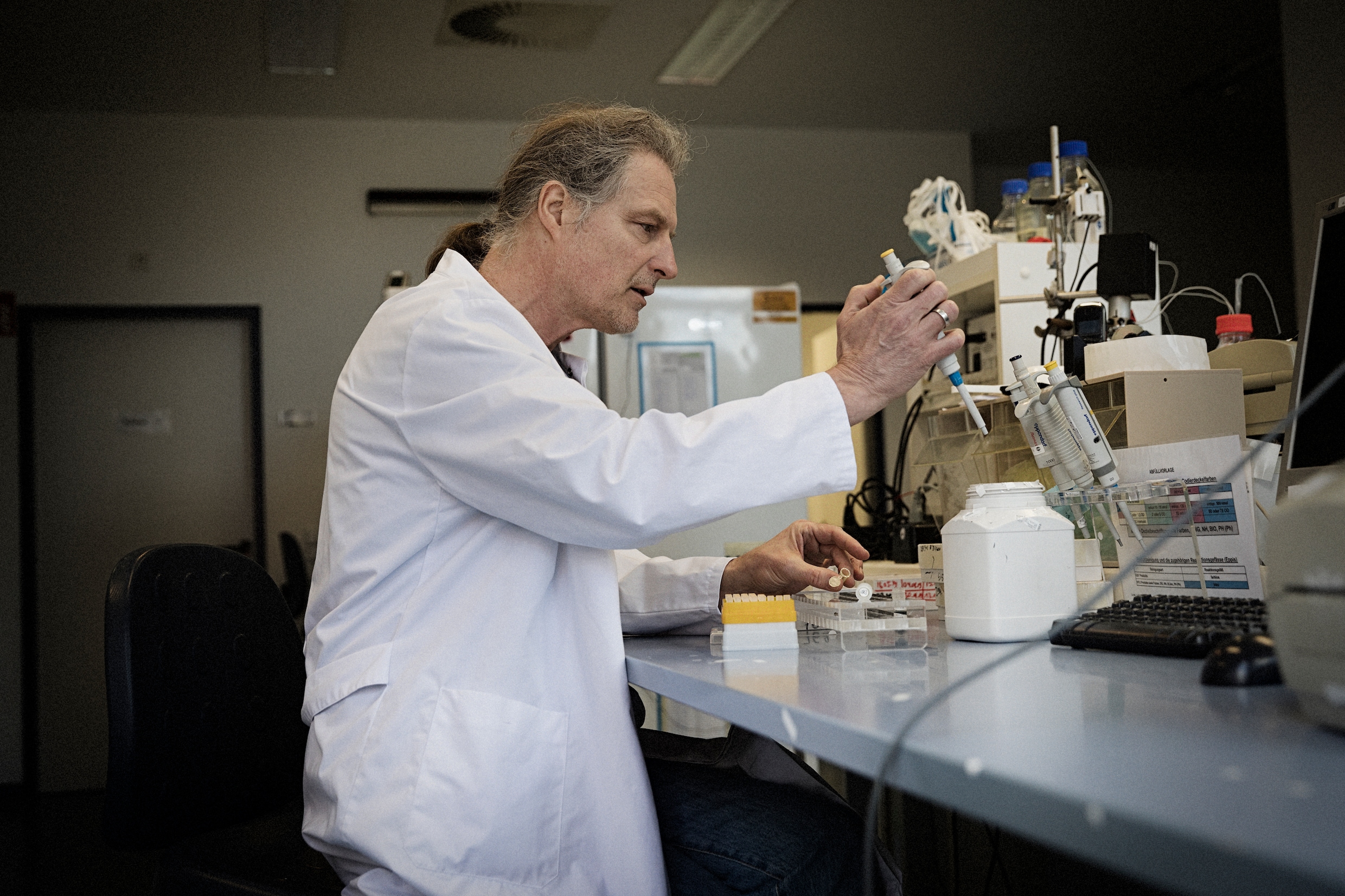 Dit is de man die als eerste ter wereld een betrouwbare coronatest ...