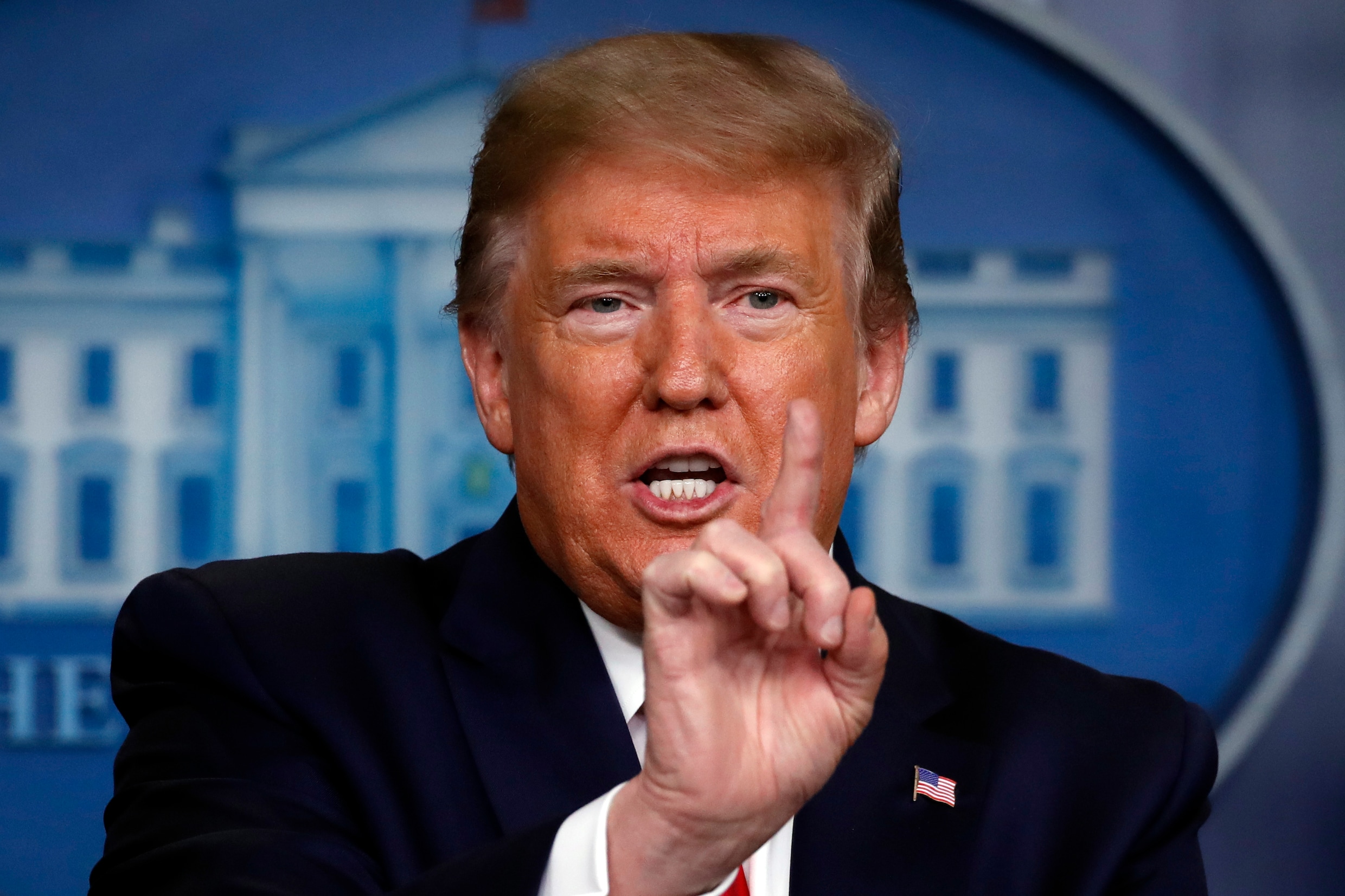 Trumps naam prijkt op cheques met noodhulp, zelfs al komt het geld niet van  hem | de Volkskrant