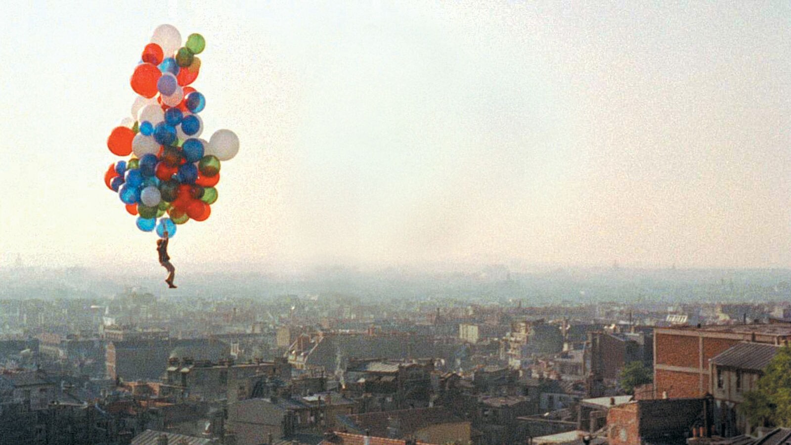 Anda akan senang berlarian atau melayang bersama balon dalam karya fotografer jalanan Vivian Maier