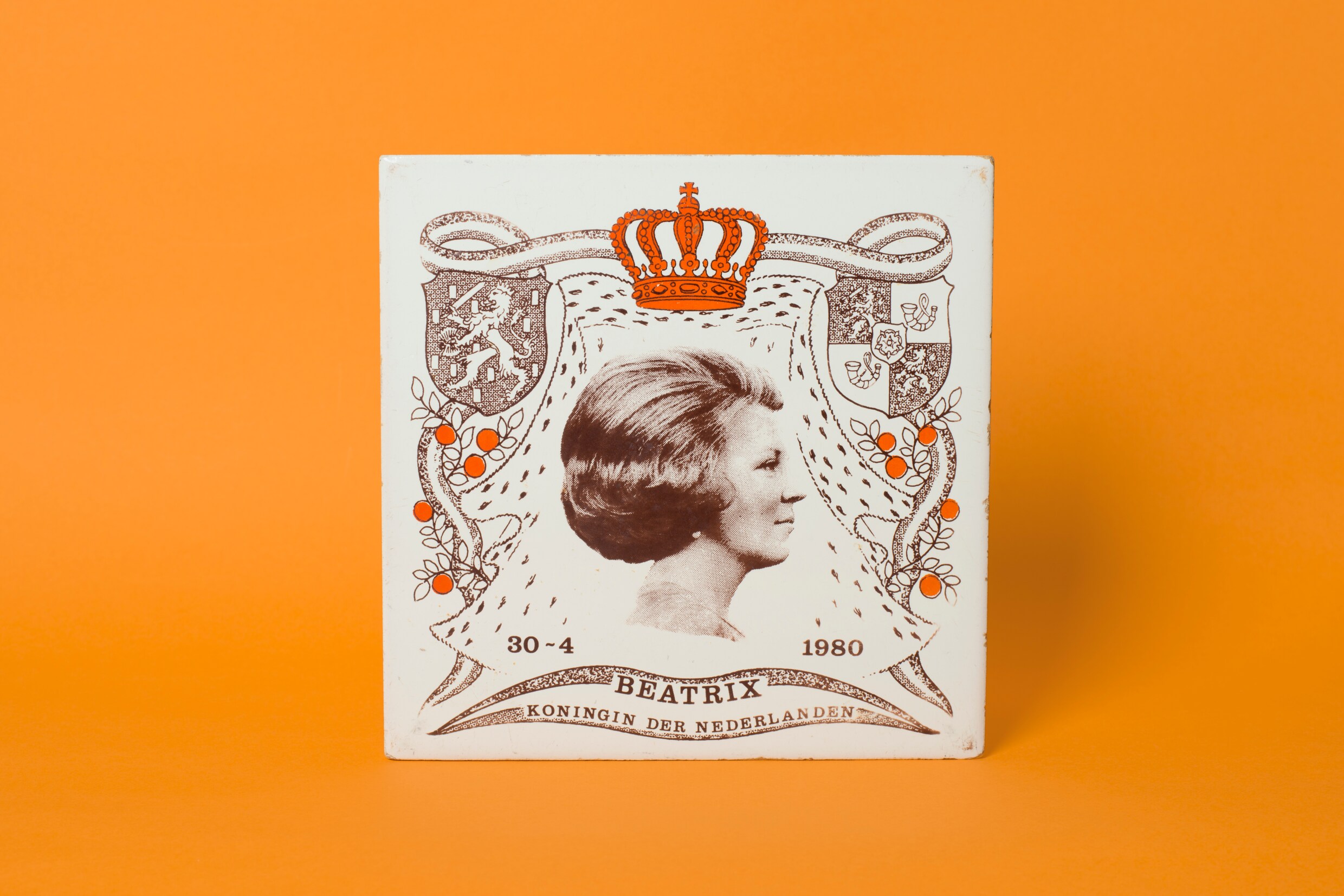 Queuing Beatrice V. Ronald 1980 版画 Strijd om de publiciteit: het Koningin Beatrixtegeltje uit 1980 vs