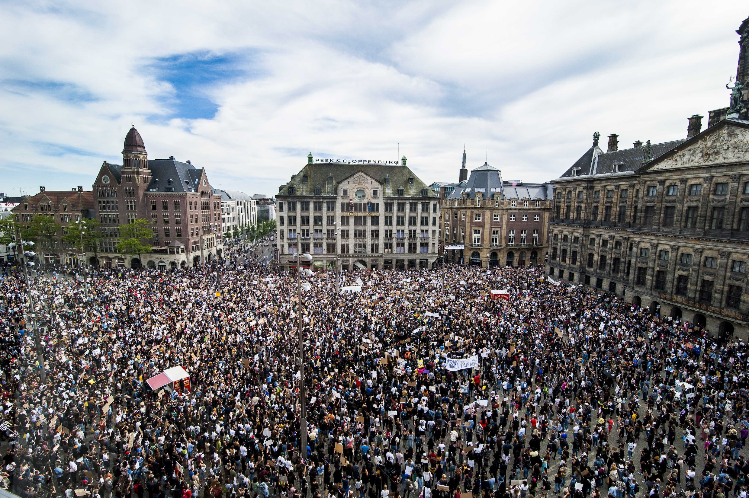 Er kwamen veel meer demonstranten dan verwacht af op het antiracismeprotest in Amsterdam, waardoor de coronaregels niet goed konden worden nageleefd.