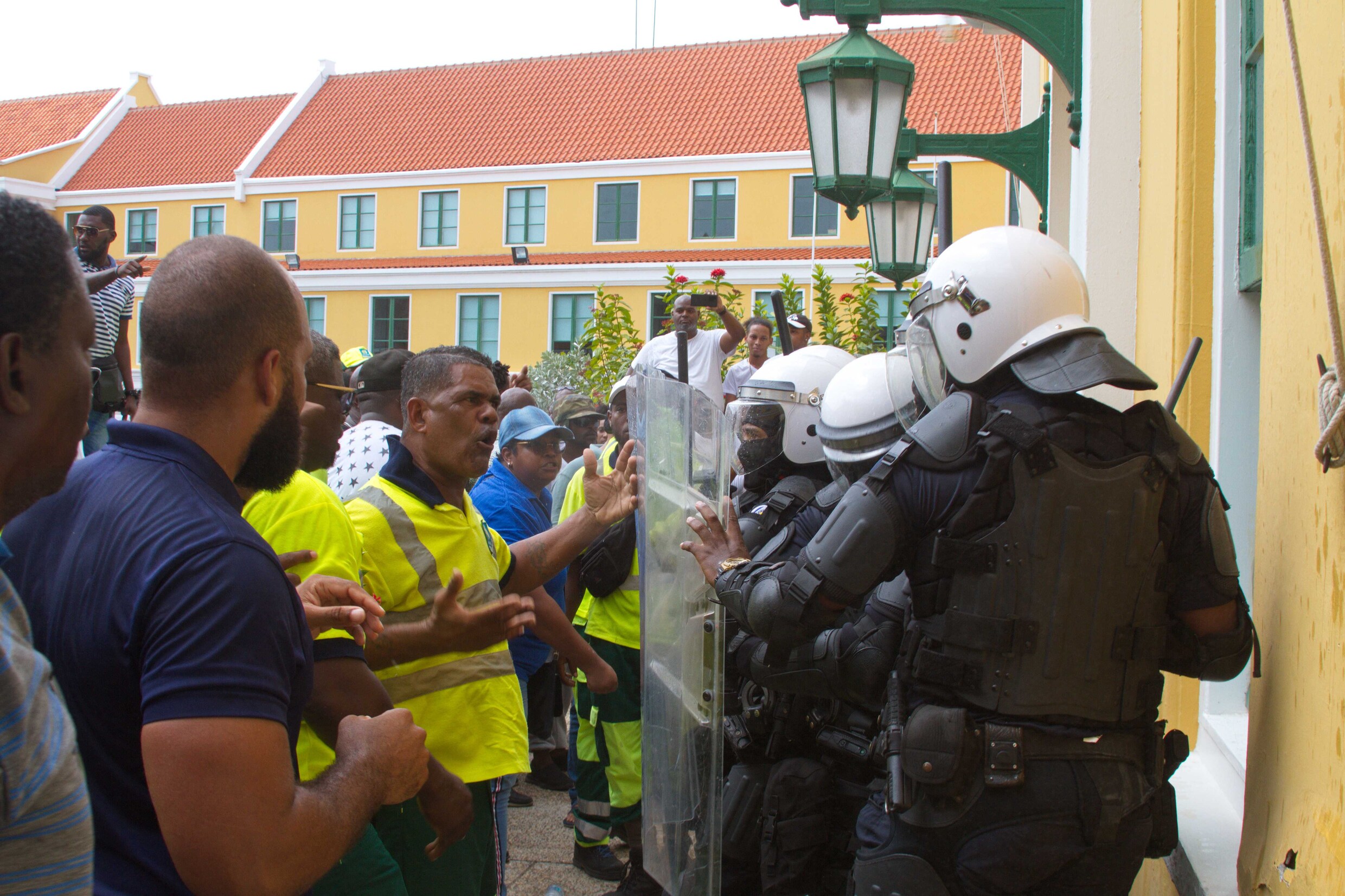 Politieke crisis Curaçao: leden militante vakbond eisen aftreden premier Rhuggenaath