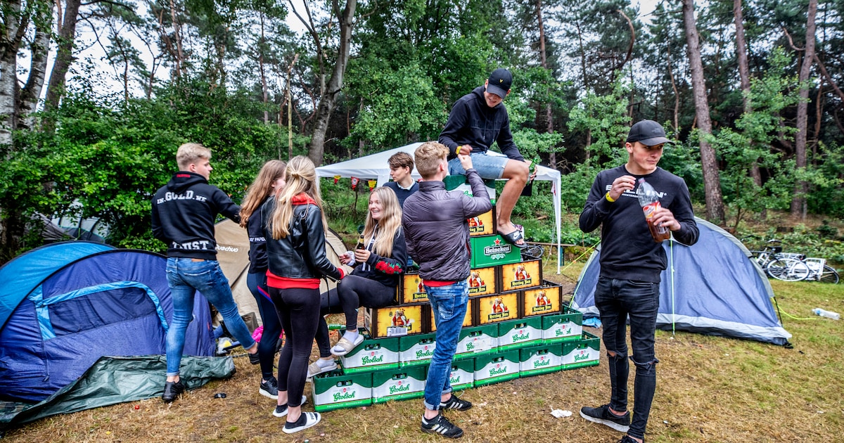Op jongerencamping Dennenoord staan zelfs 50-plussers. ‘We houden wel van een feestje’