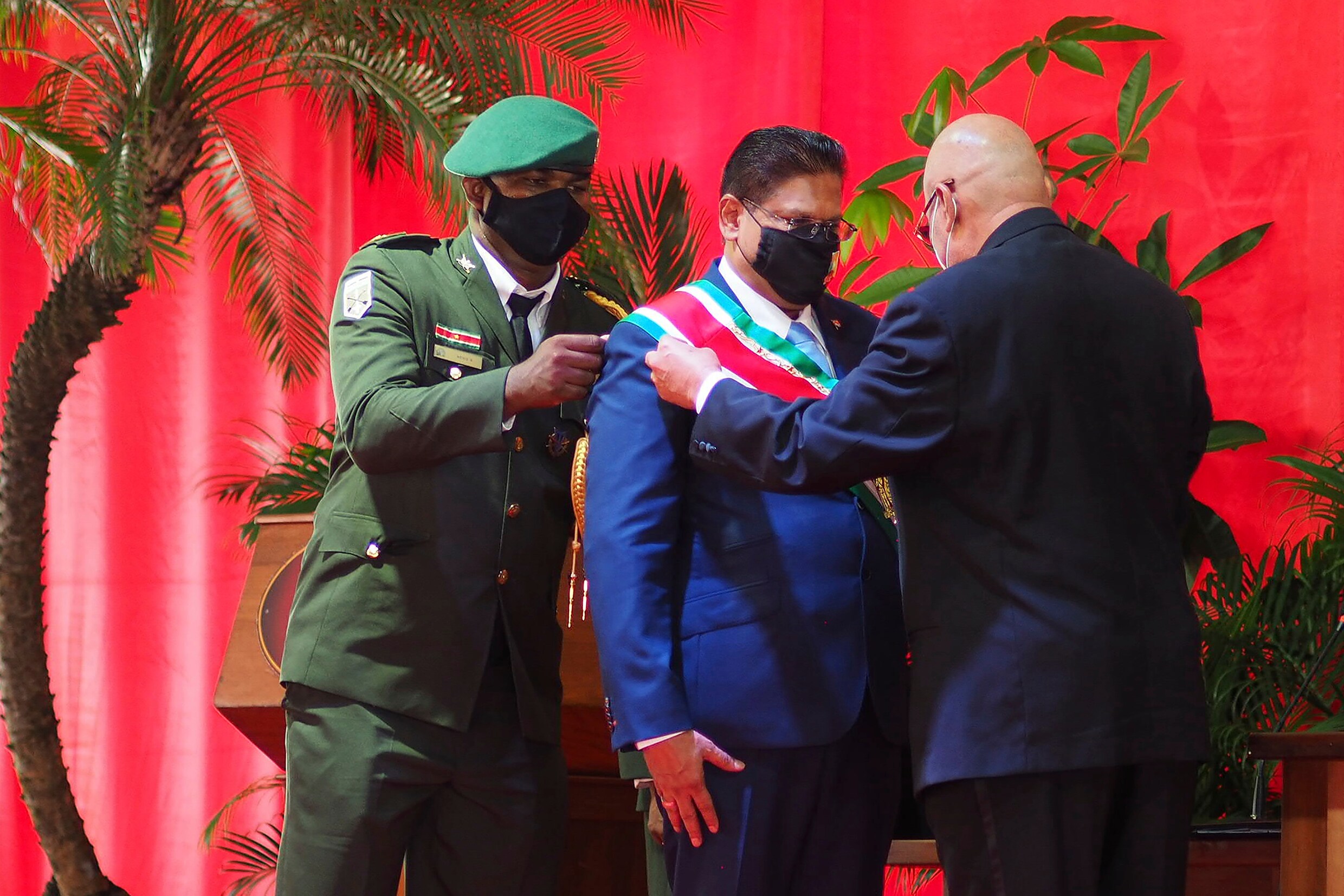 De nieuwe president van Suriname, Chan Santokhi, ontvangt de presidentiële sjerp tijdens zijn inauguratie.