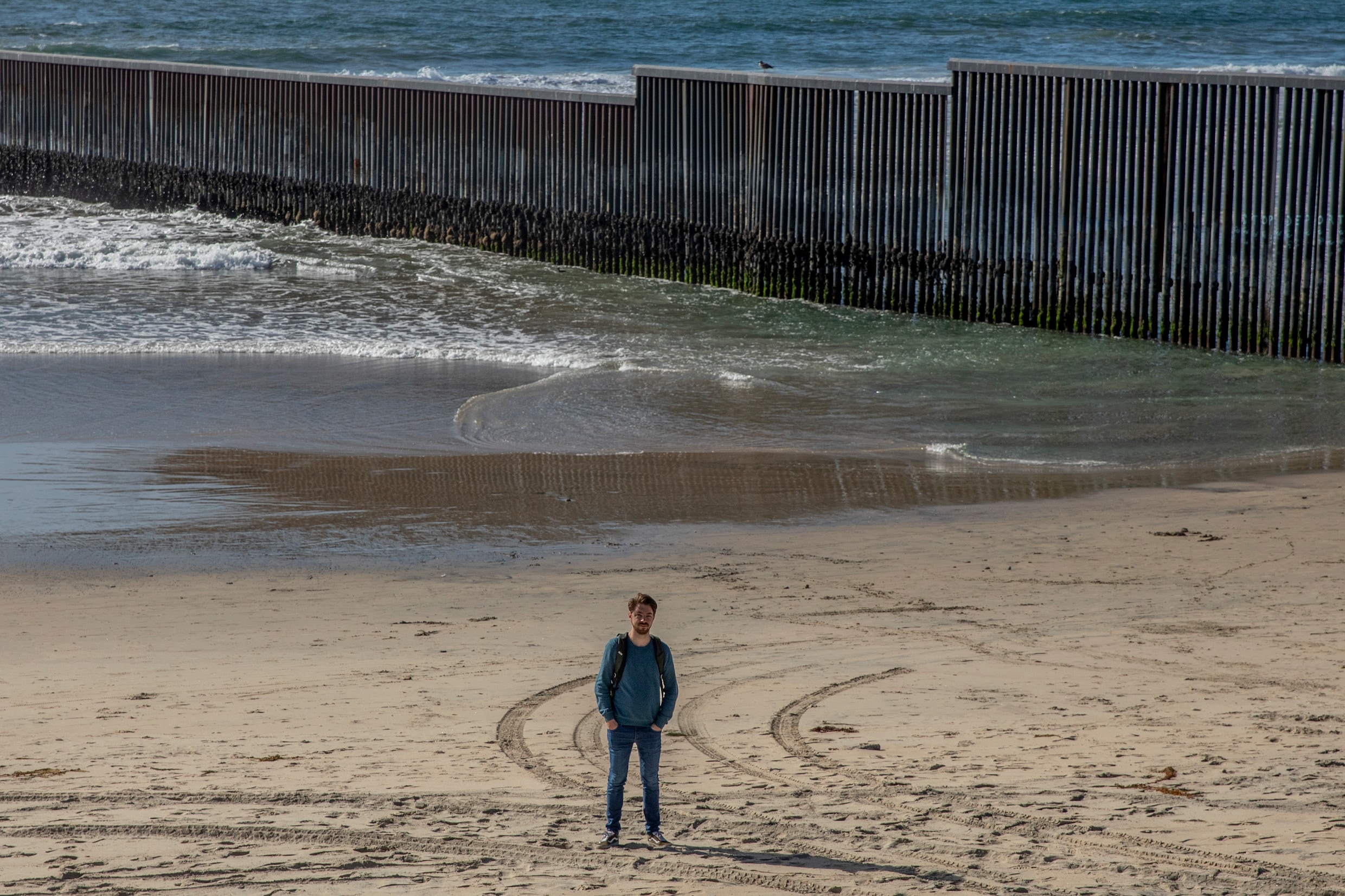 Correspondent Joost de Vries op een strand in de Mexicaanse stad Tijuana