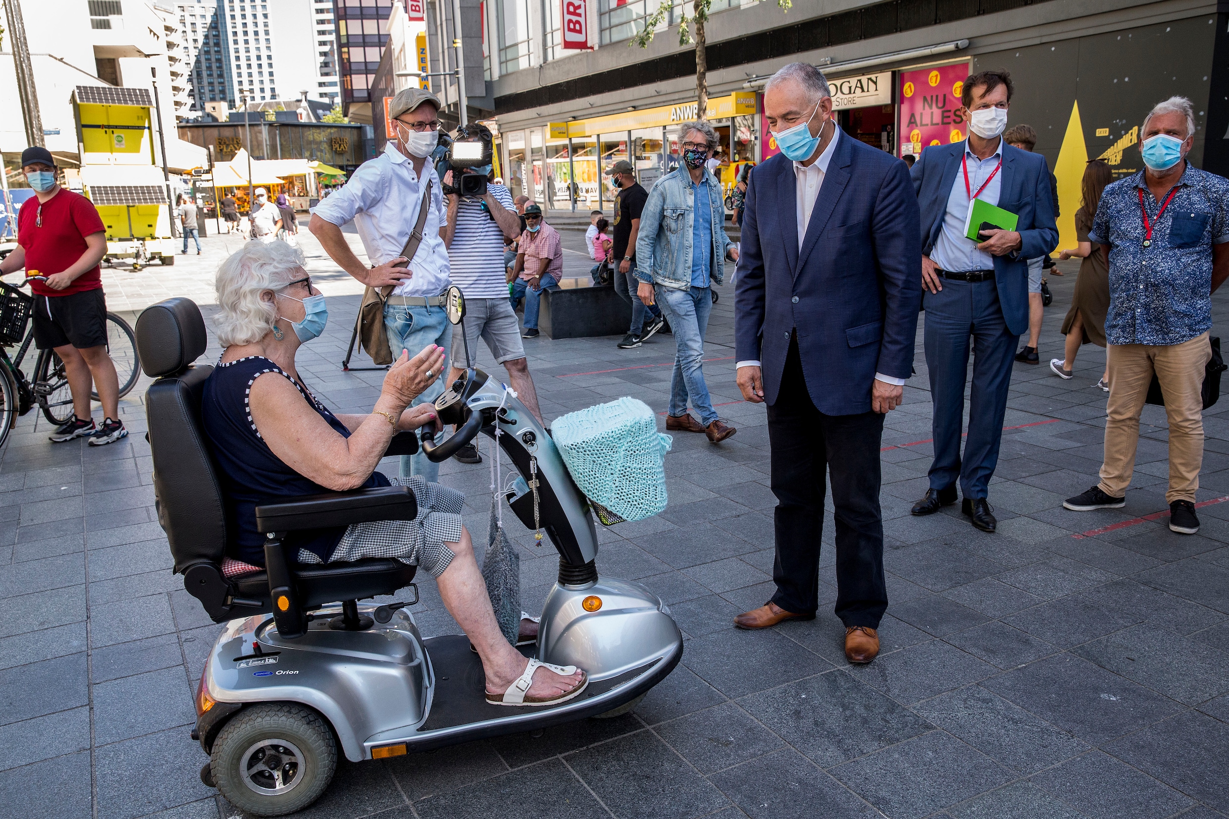 Burgemeester Aboutaleb op straat in Rotterdam, op de eerste dag van de mondkapjesplicht.