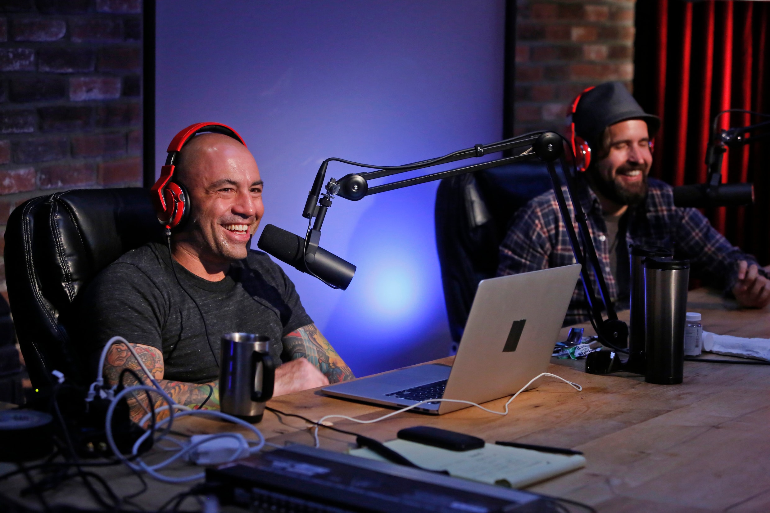 Spotify verwijdert zonder aankondiging 71 afleveringen van podcast Joe ...
