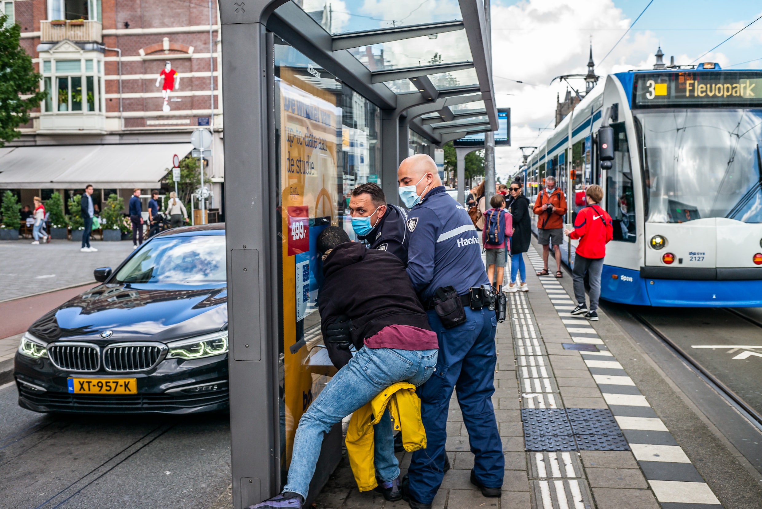 Een man wordt opgepakt door handhavers van de GVB in Amsterdam. Vermoedelijk vanwege het niet dragen of willen dragen van een mondkapje in de tram.