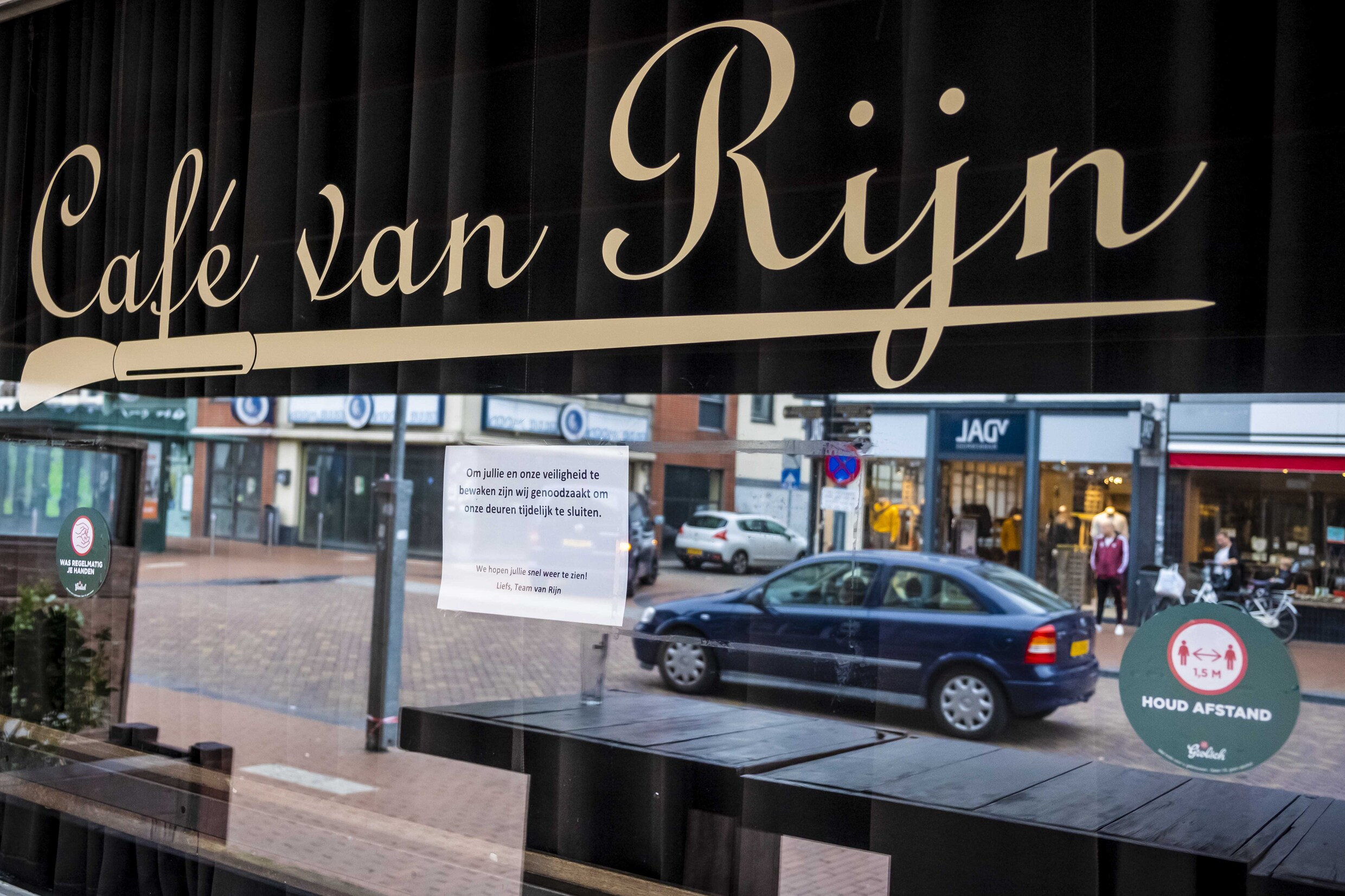 De horeca: coronabroeinest bij uitstek – of valt het mee? | de Volkskrant