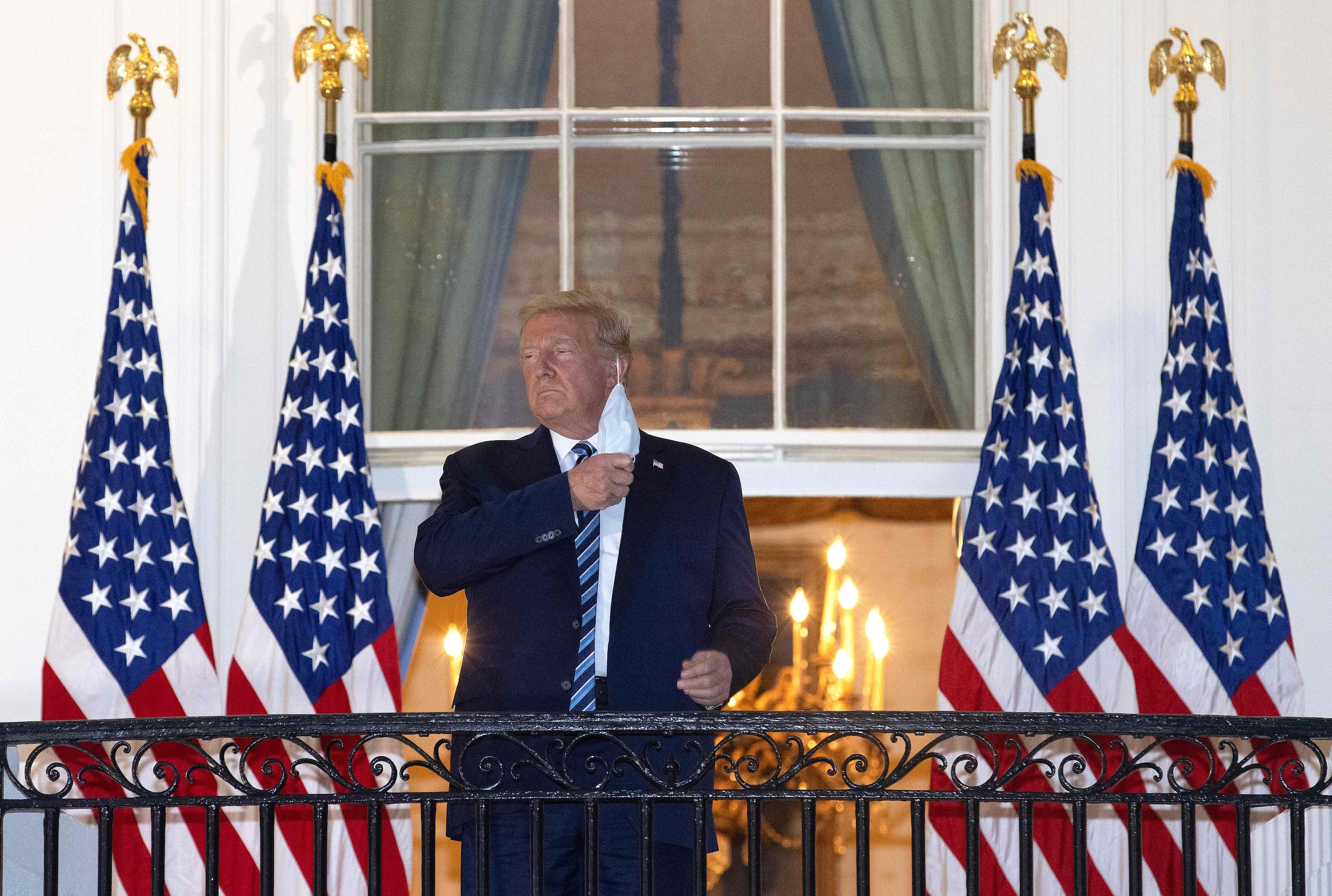 Hoe Trump van zijn ziekte een heldenverhaal maakt | de Volkskrant