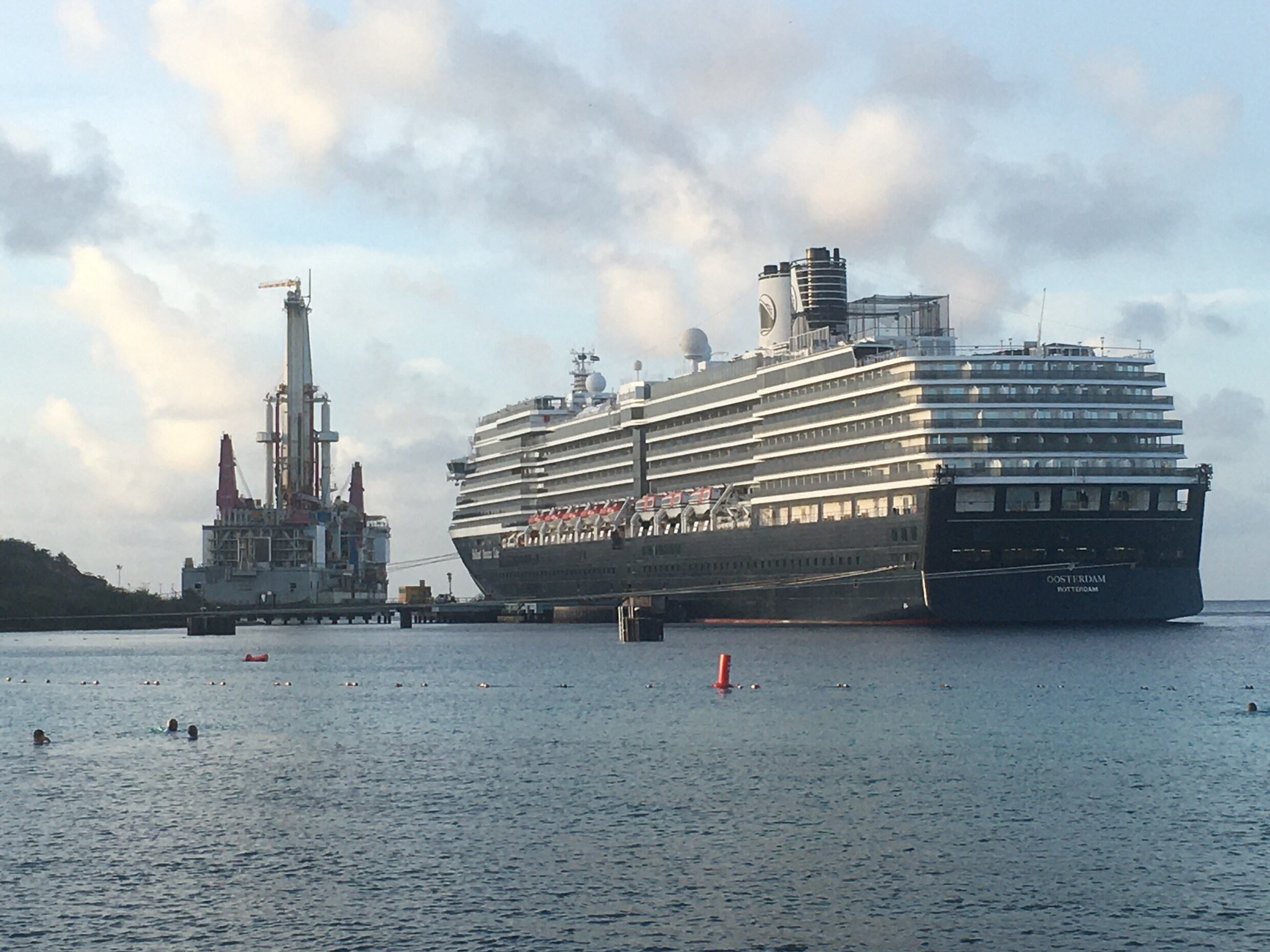 Voor Curaçao waren de zwaar vervuilende cruiseschepen een bron van toerisme-inkomsten, net als de olietankers.