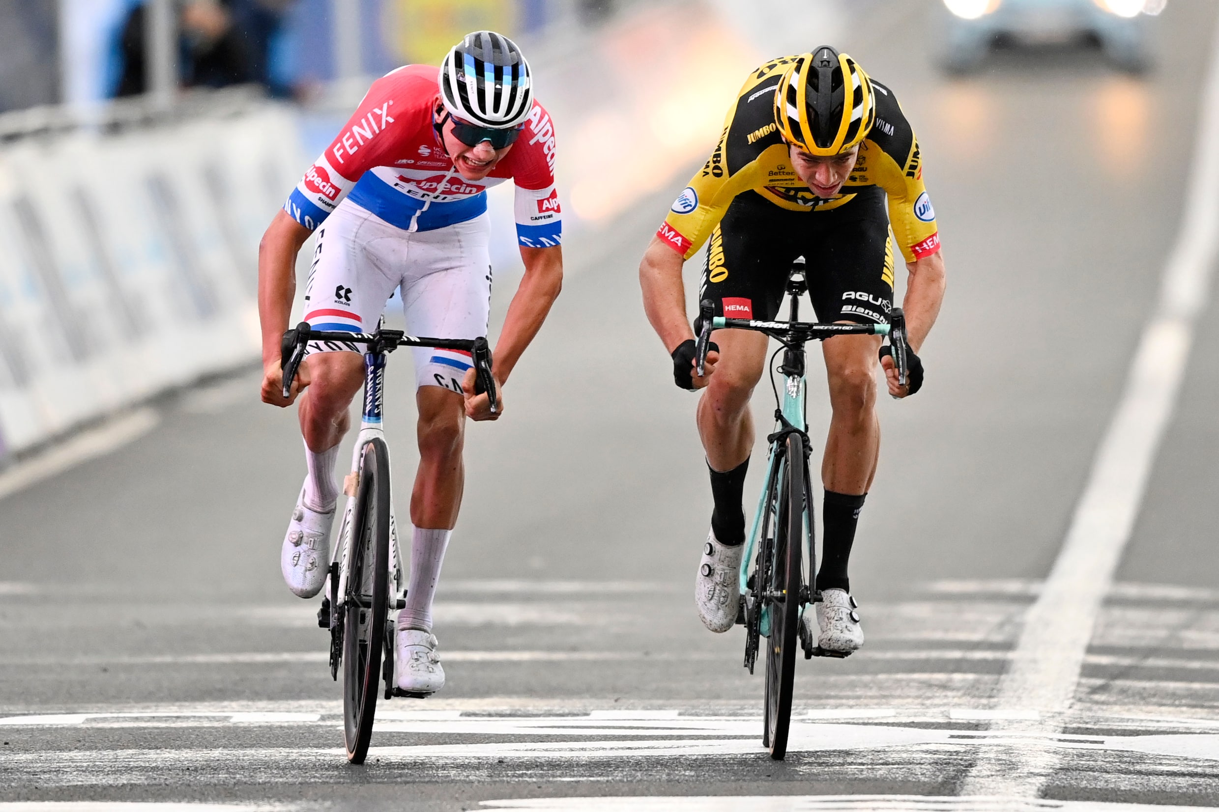 mathieu-van-der-poel-links-verslaat-wout-van-aert-in-de-sp