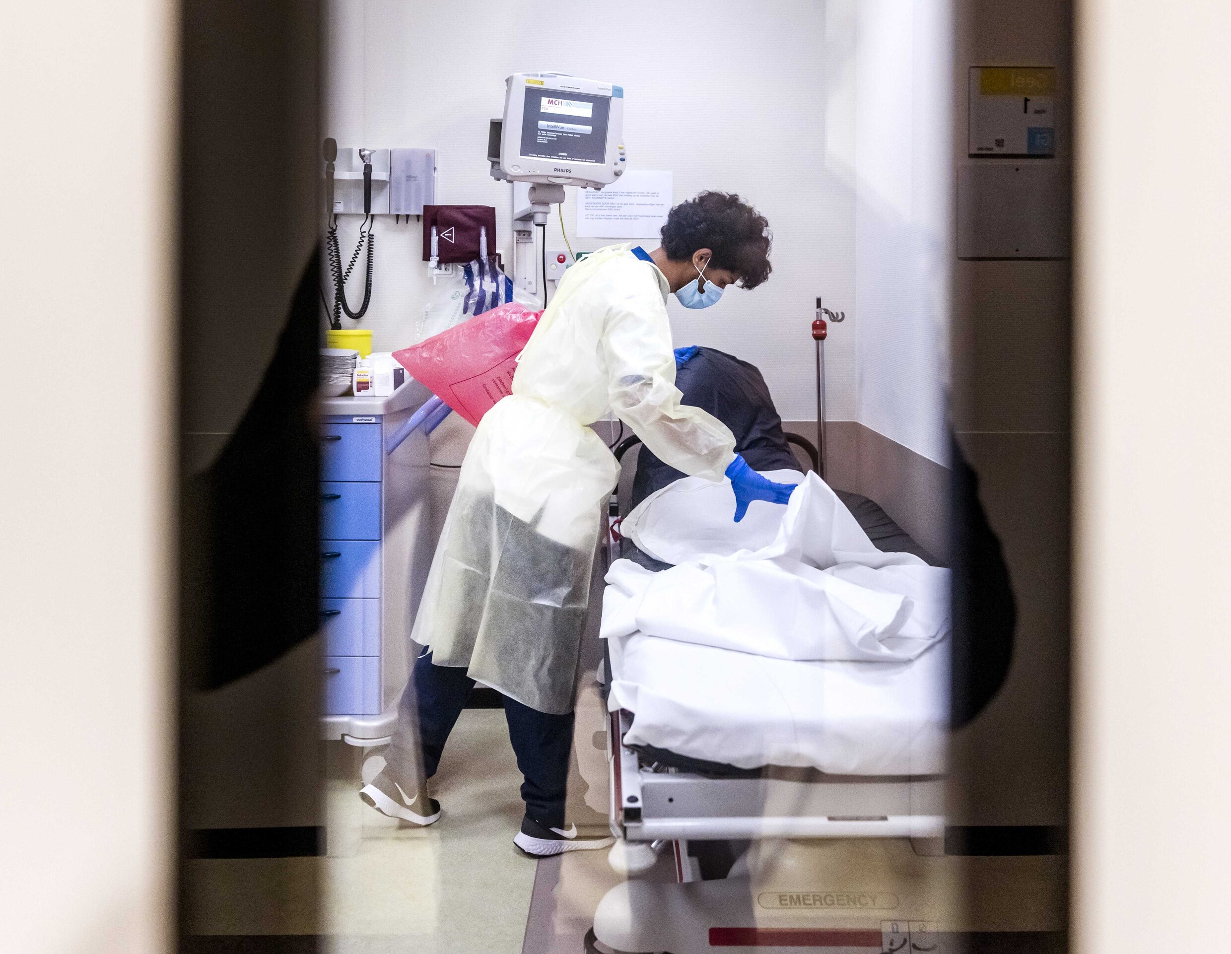 Een medewerker ontsmet tijdens de nachtdienst in het Westeinde Ziekenhuis een ruimte op de Spoedeisende Hulp waar een mogelijke coronapatiënt is behandeld.