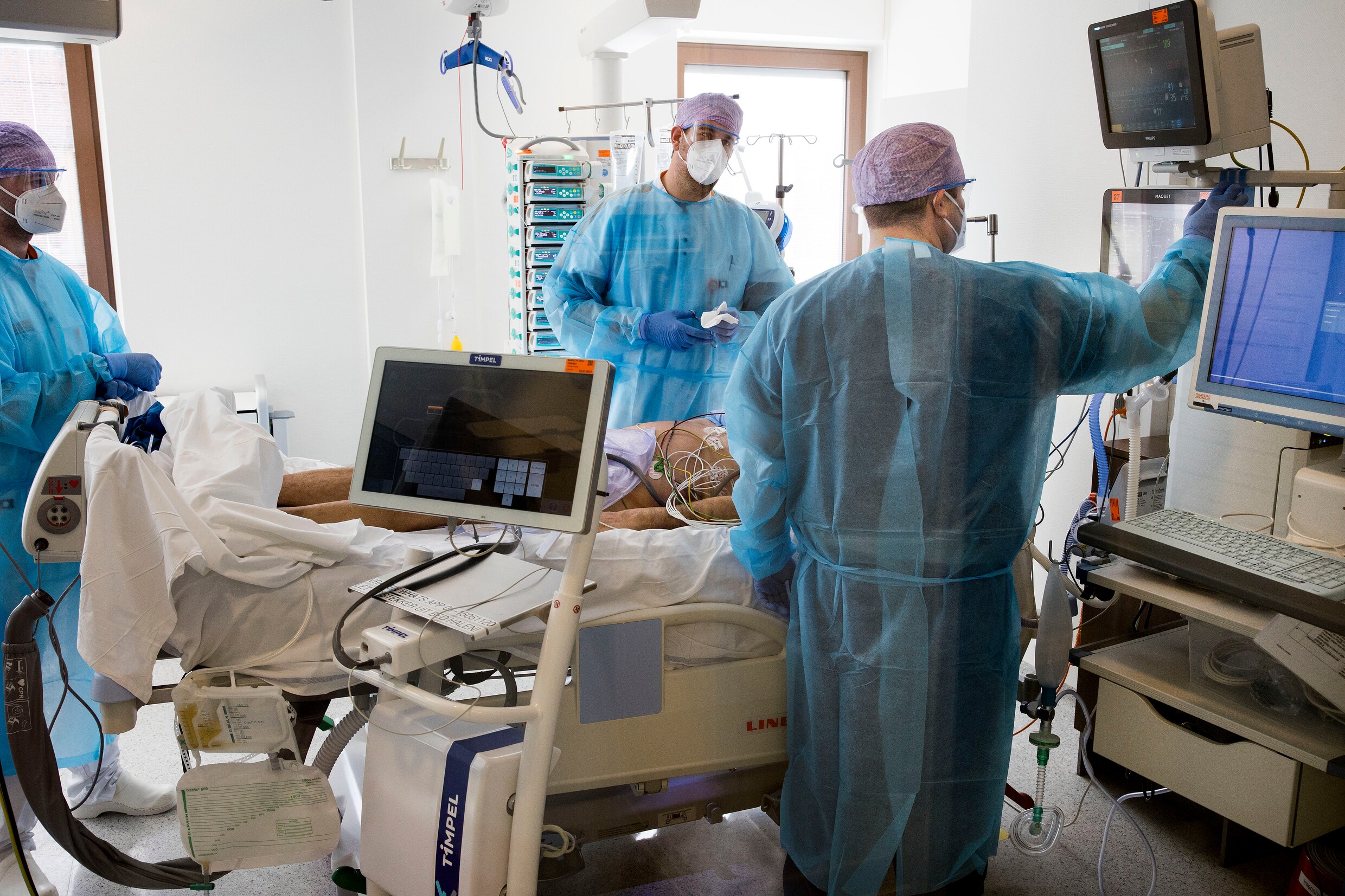Een coronapatiënt op de ic van het Maasstad Ziekenhuis in Rotterdam wordt in slaap gehouden.