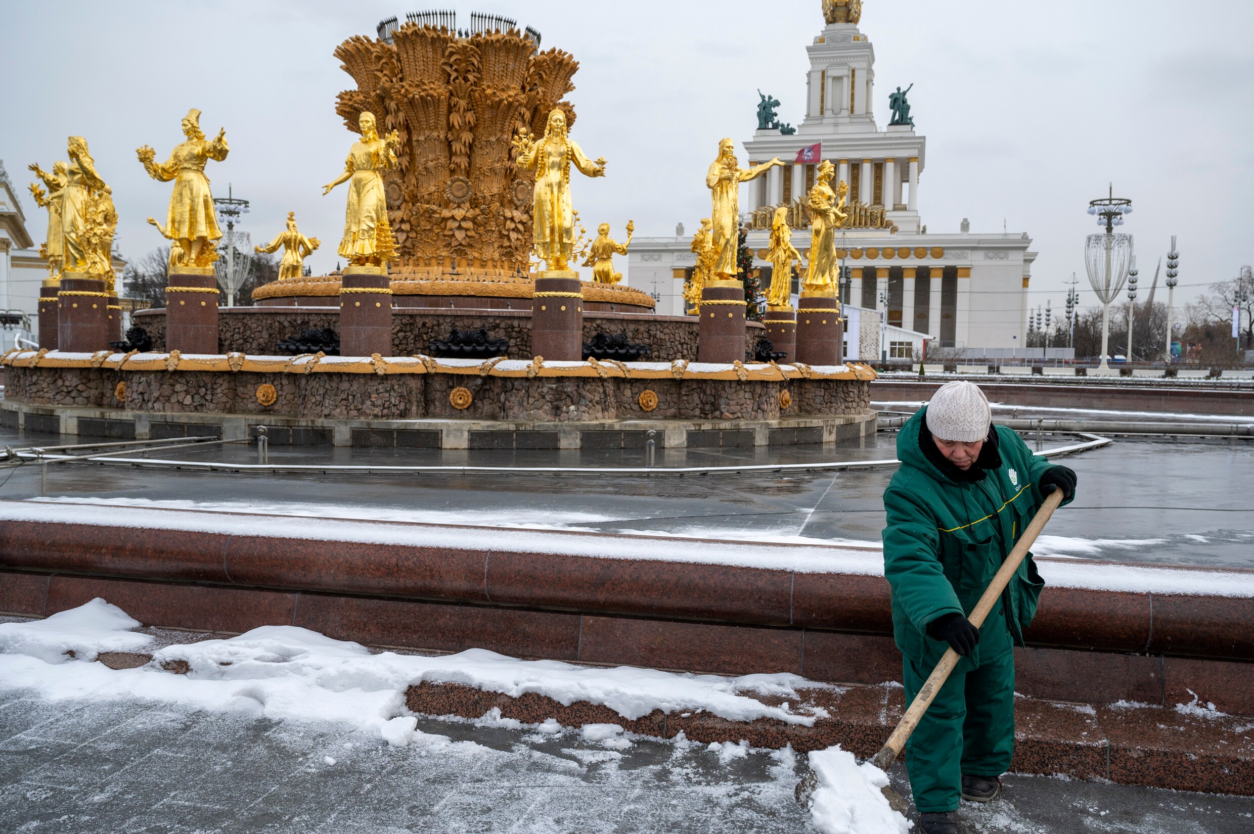 Stalins hamers en sikkels fonkelen weer boven Moskou