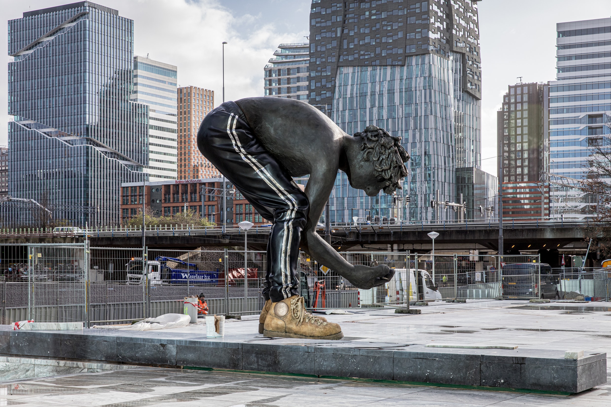 Tussen het staal en beton van de Zuidas staat binnenkort dit vertederende kunstwerk de Volkskrant