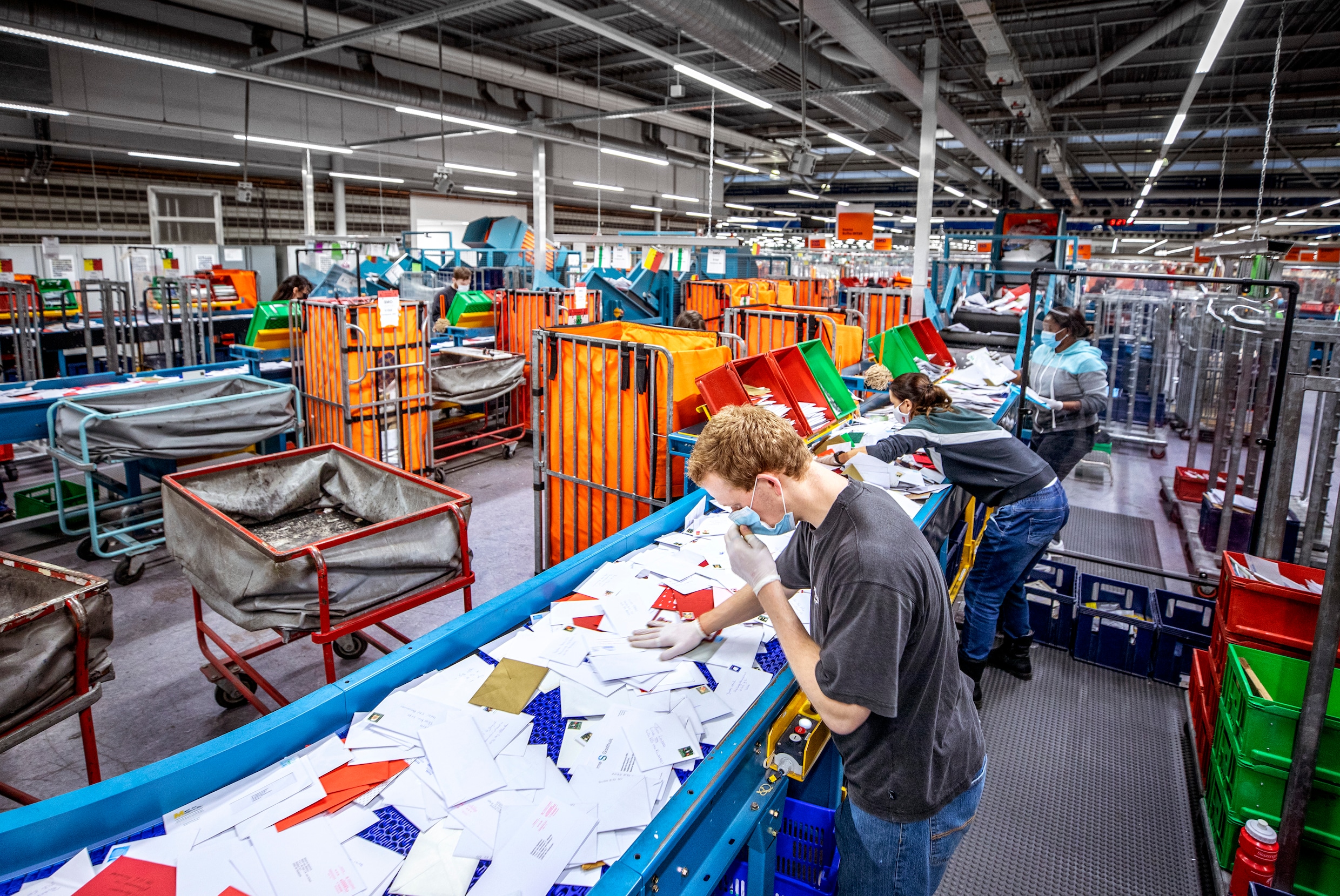 Sorteerfabriek van PostNL kraakt onder de kerstgroeten en de extra coronapost | de