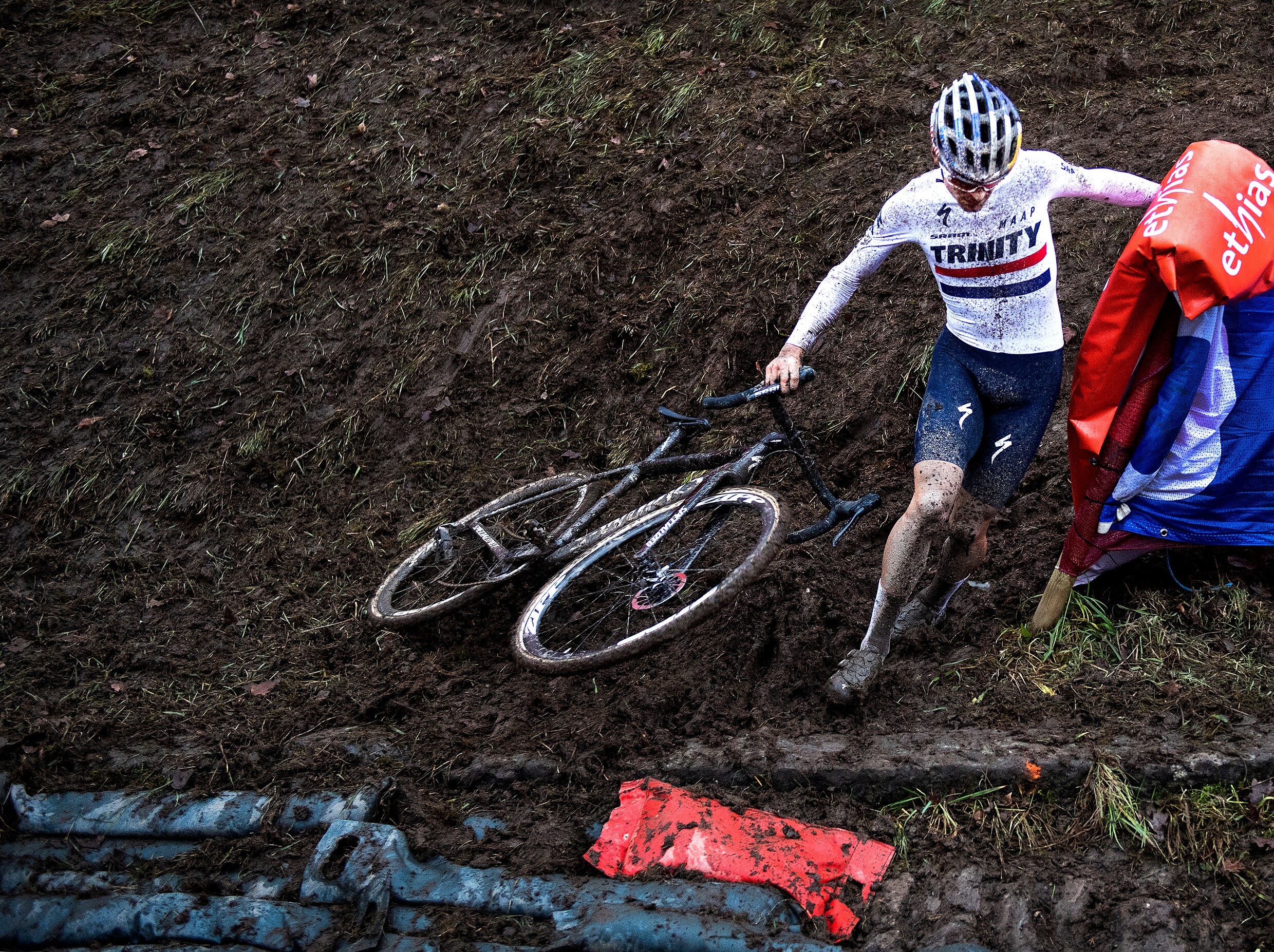 In Namen herstelt wielrenner Van der Poel de hiërarchie in de cross ...
