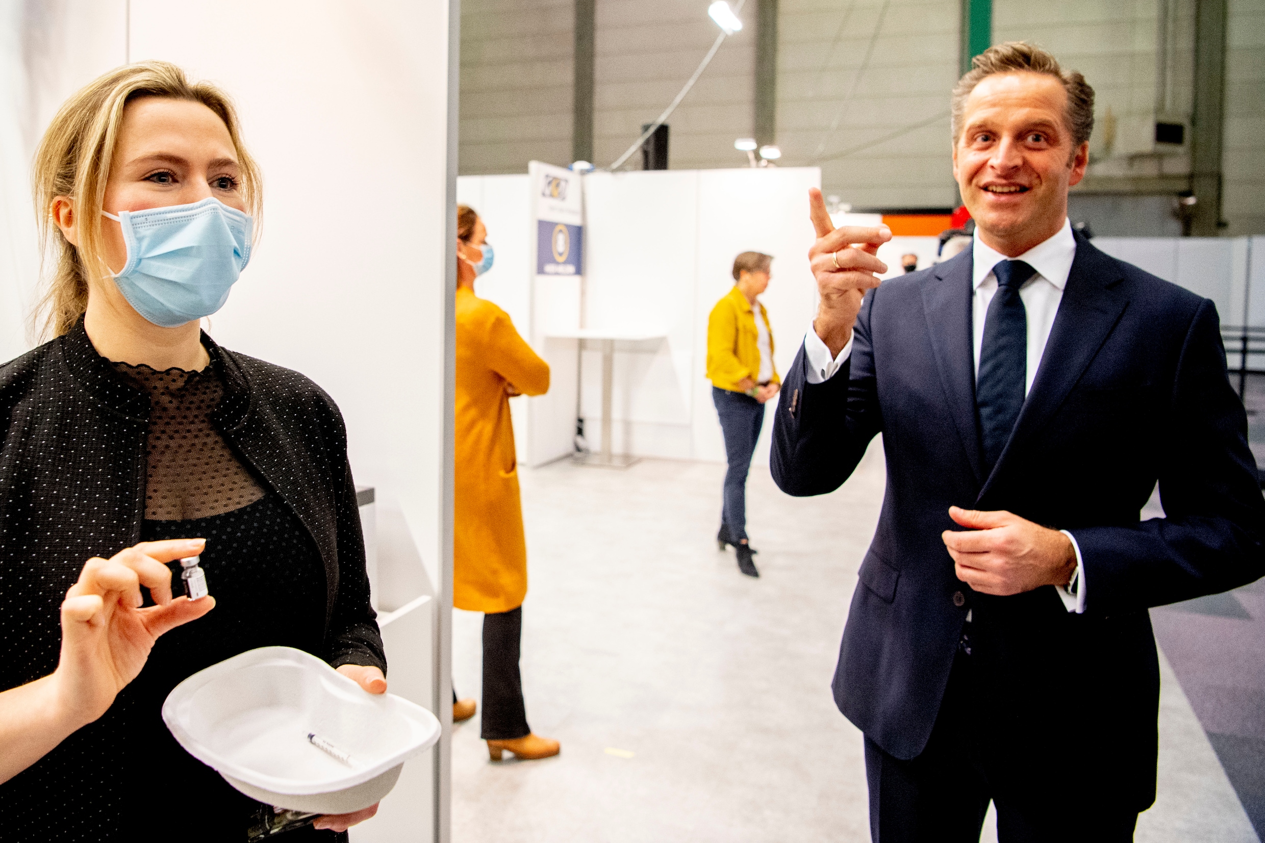 Eerste vaccinatie in Nederland is een historisch moment: de spuiten ...