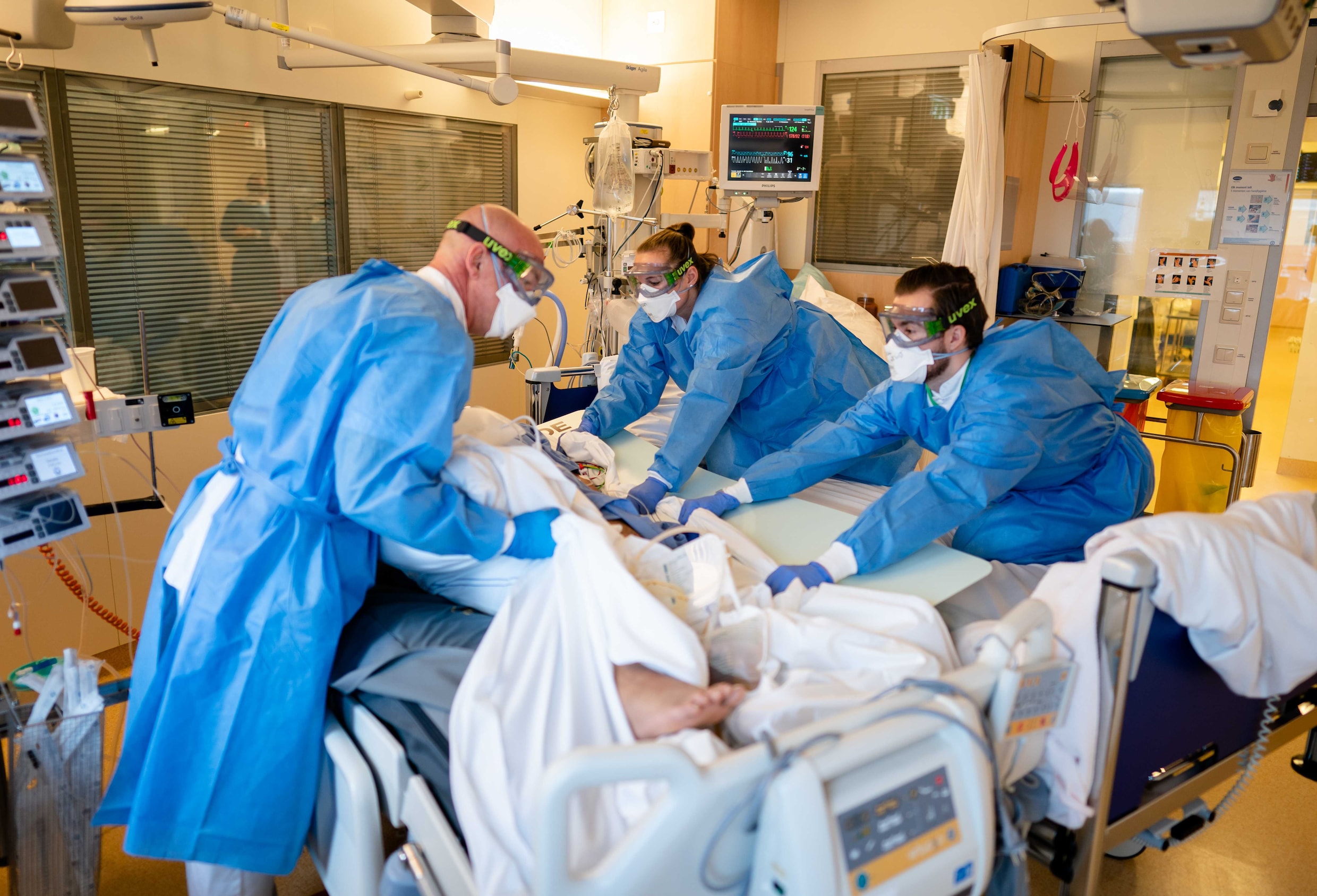 Medewerkers op de speciale covid-ic-afdeling in het Leids Universitair Medisch Centrum (LUMC). Doordat het aantal covid-patiënten op de ic's blijft toenemen, komen reguliere operaties in de knel.