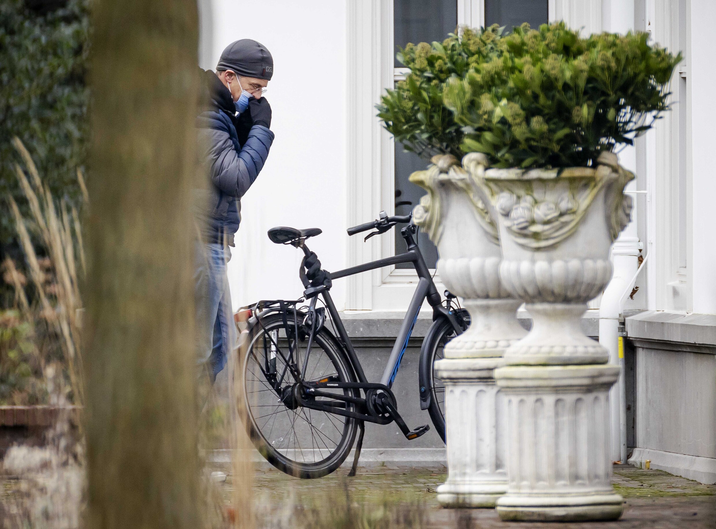Live: Eindhovens restaurant overtreedt lockdownregels en laat gasten ...