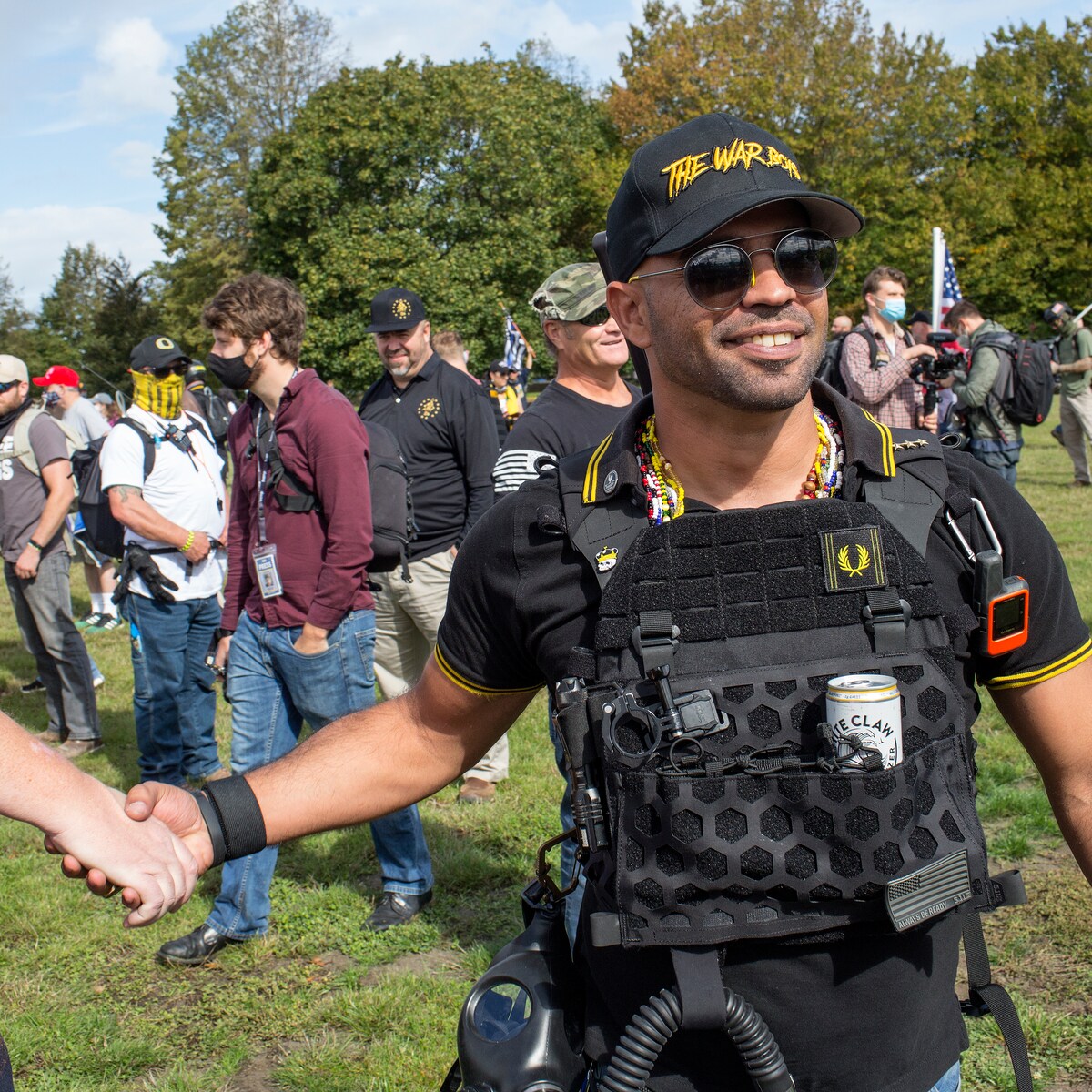 Fred Perry kan er niks aan doen ook de Proud Boys gebruiken hem als embleem van rechts extremisme de Volkskrant