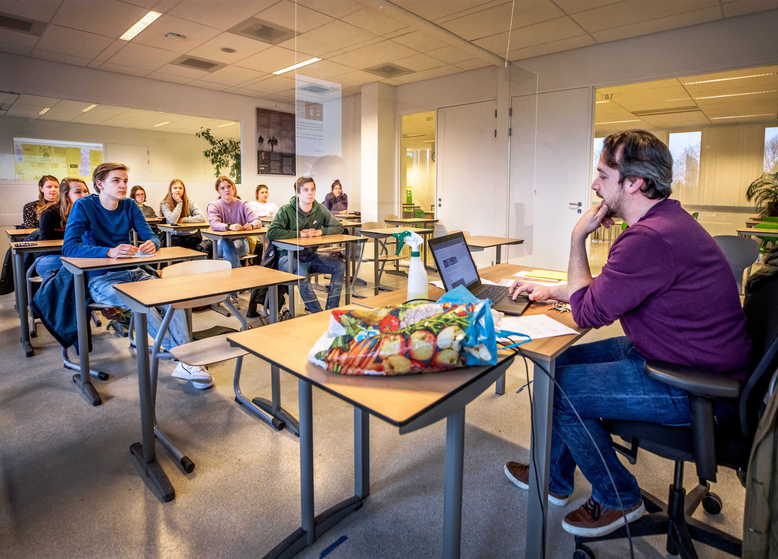 De examenklas begint zich zorgen te maken. Ze krijgen nog echt les ...
