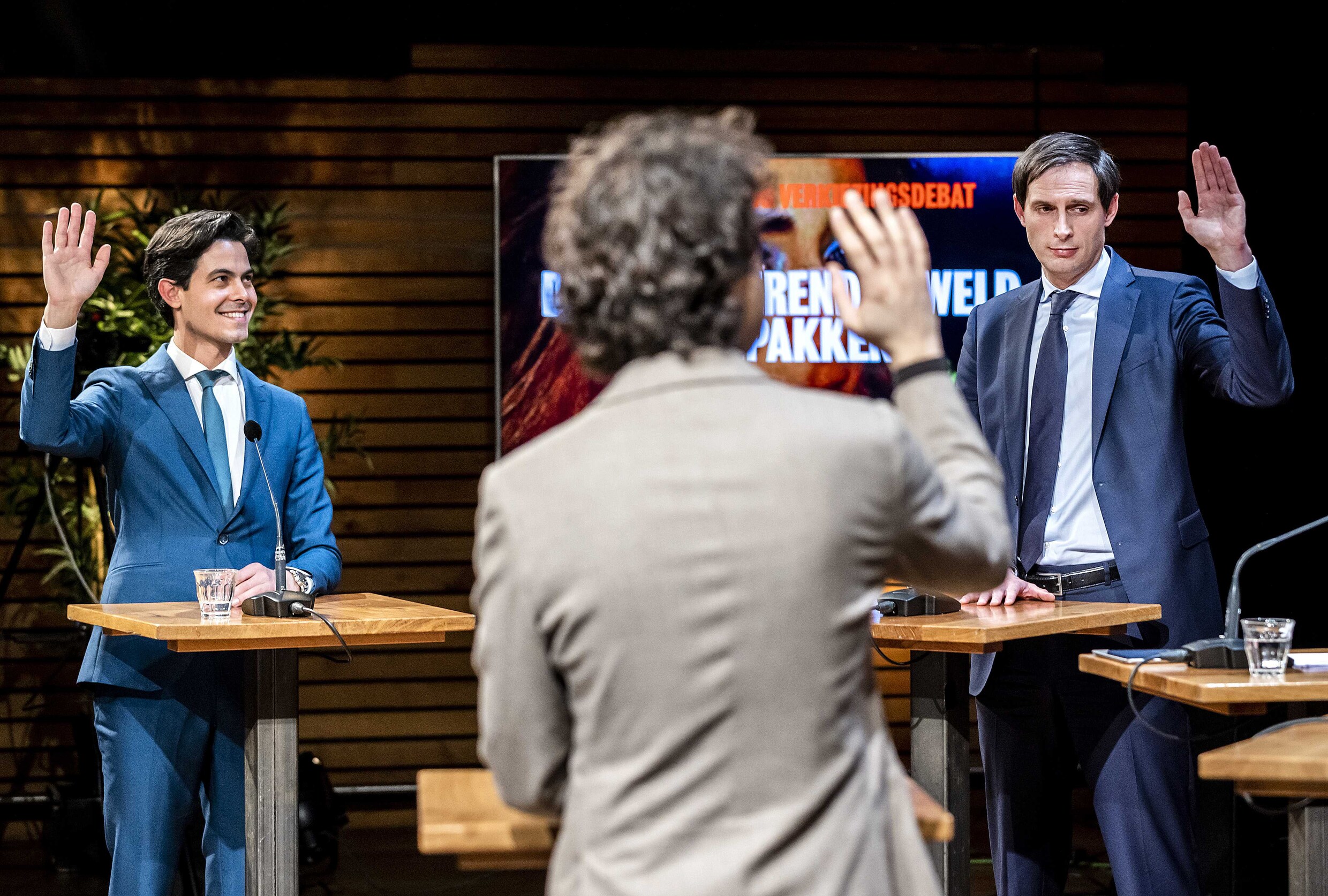 Er Wordt Veel Instemmend Geknikt Bij Het Coc Debat Maar Wopke Hoekstra Is De Kop Van Jut De 8205