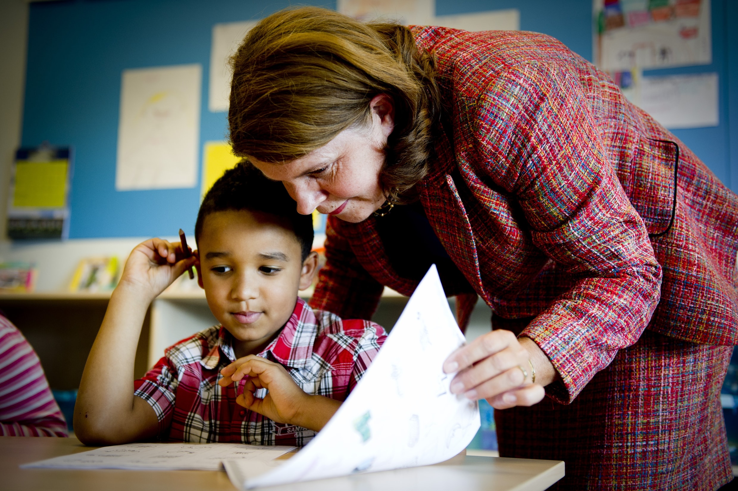 Minister Van Bijsterveldt (OCW) in september tijdens een werkbezoek aan een Rotterdamse school.