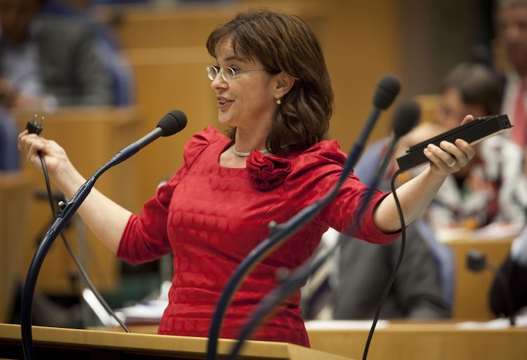jolande-sap-trekt-een-stekker-uit-de-stekkerdoos-tijdens-een